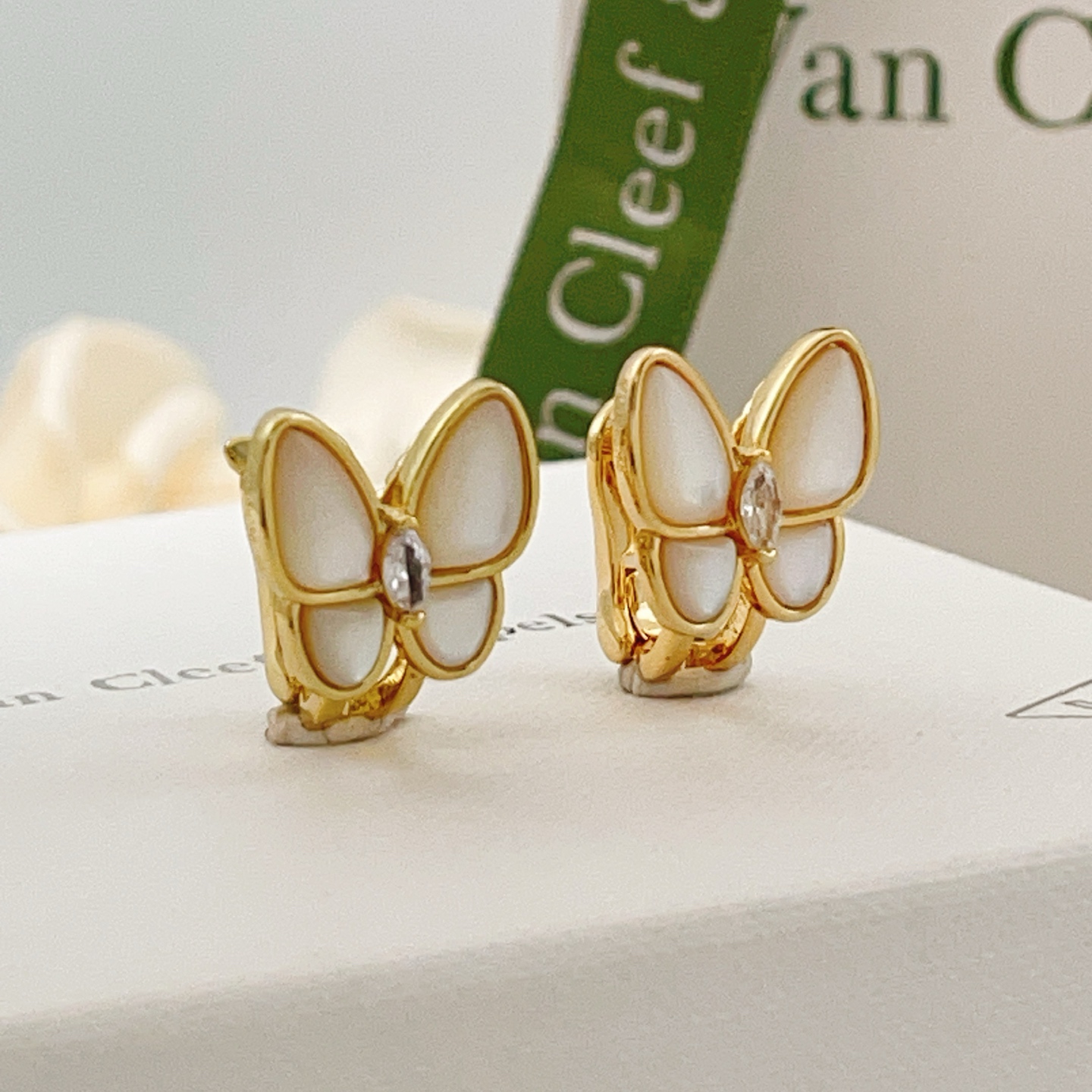 Van Cleef Arpels Boucles d'oreilles Two Butterfly or jaune nacre blanche diamant clair largeur 1 5cm
