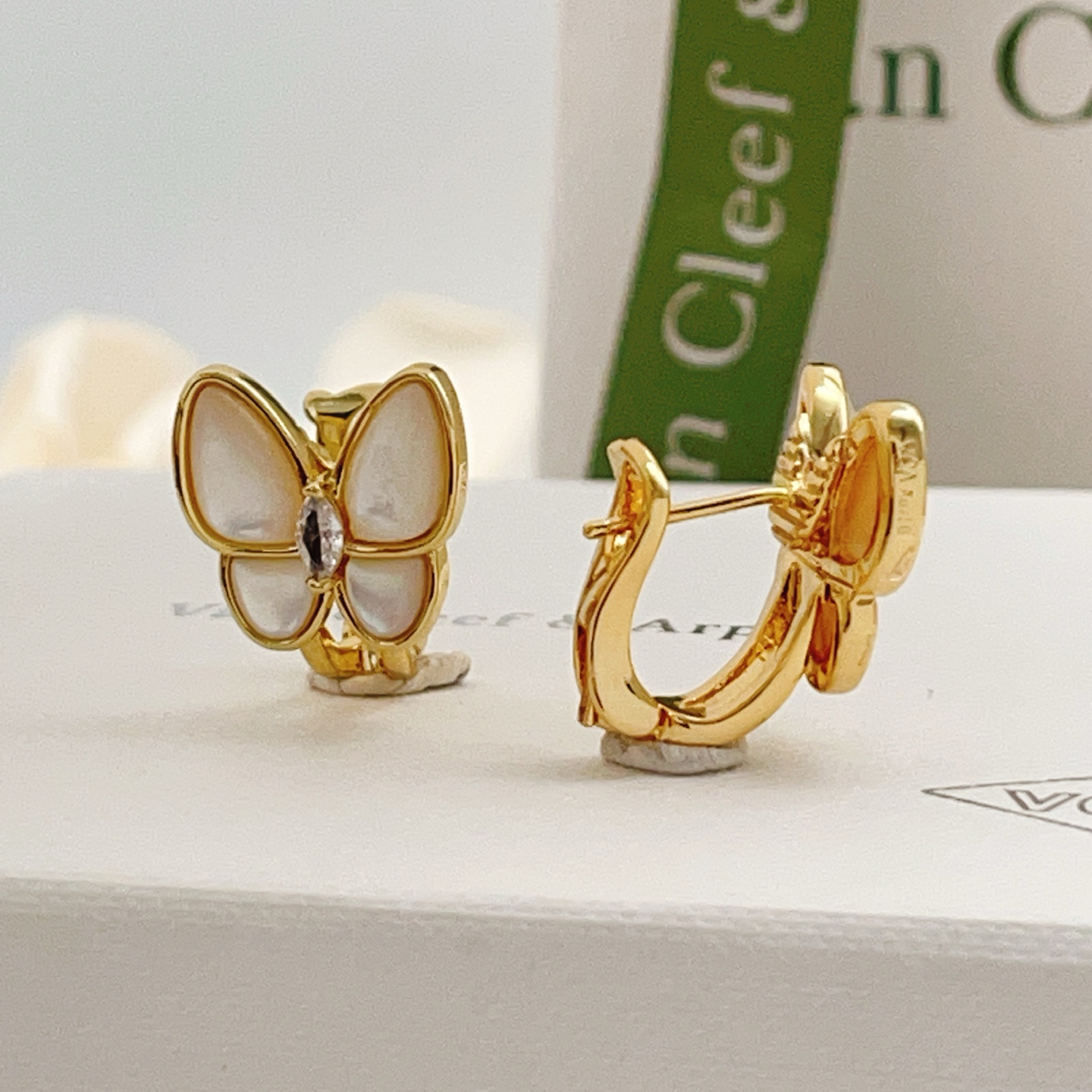 Van Cleef Arpels Boucles d'oreilles Two Butterfly or jaune nacre blanche diamant clair largeur 1 5cm
