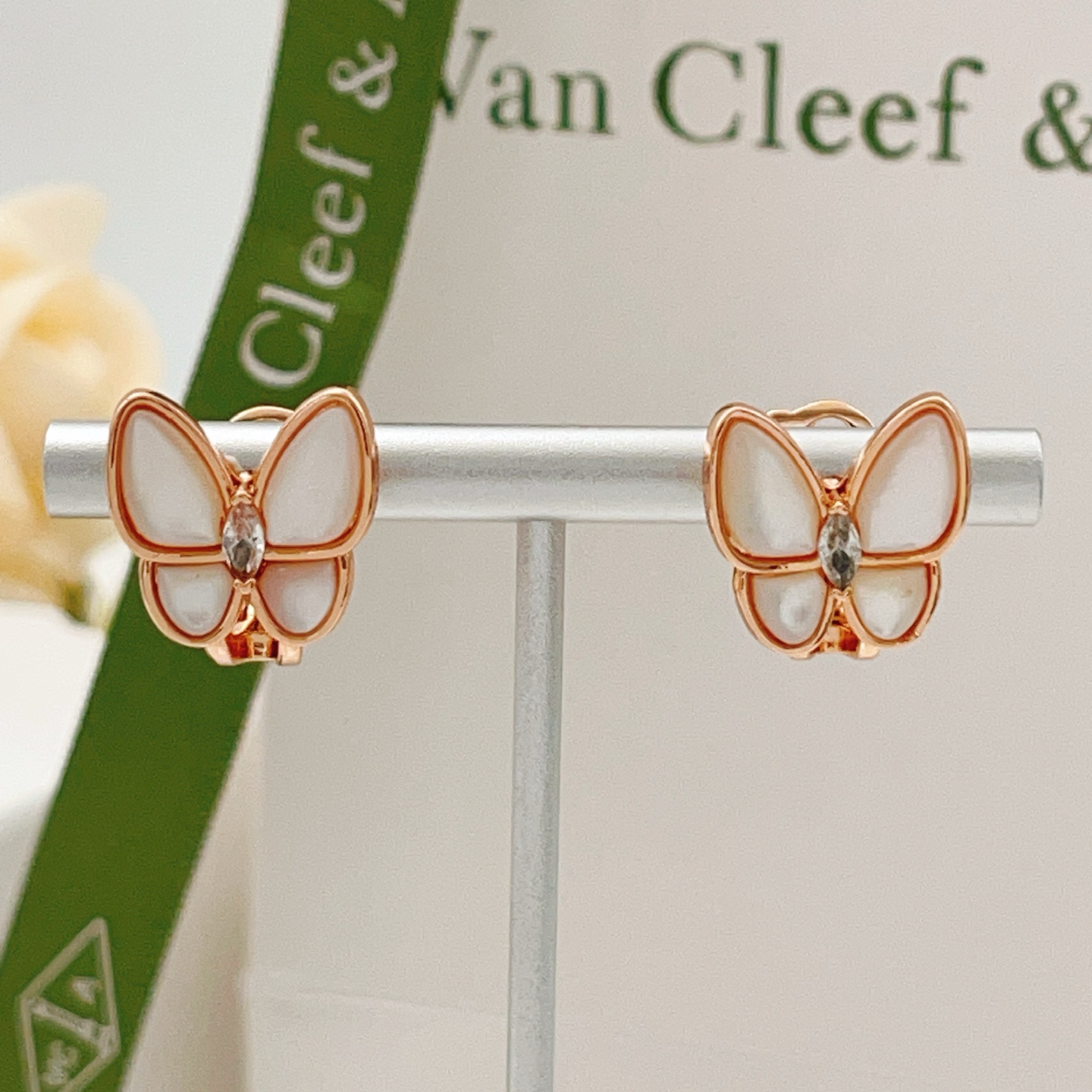 Orecchini Van Cleef Arpels Two Butterfly in oro rosa, madreperla bianca, diamanti trasparenti, larghezza 12 mm
