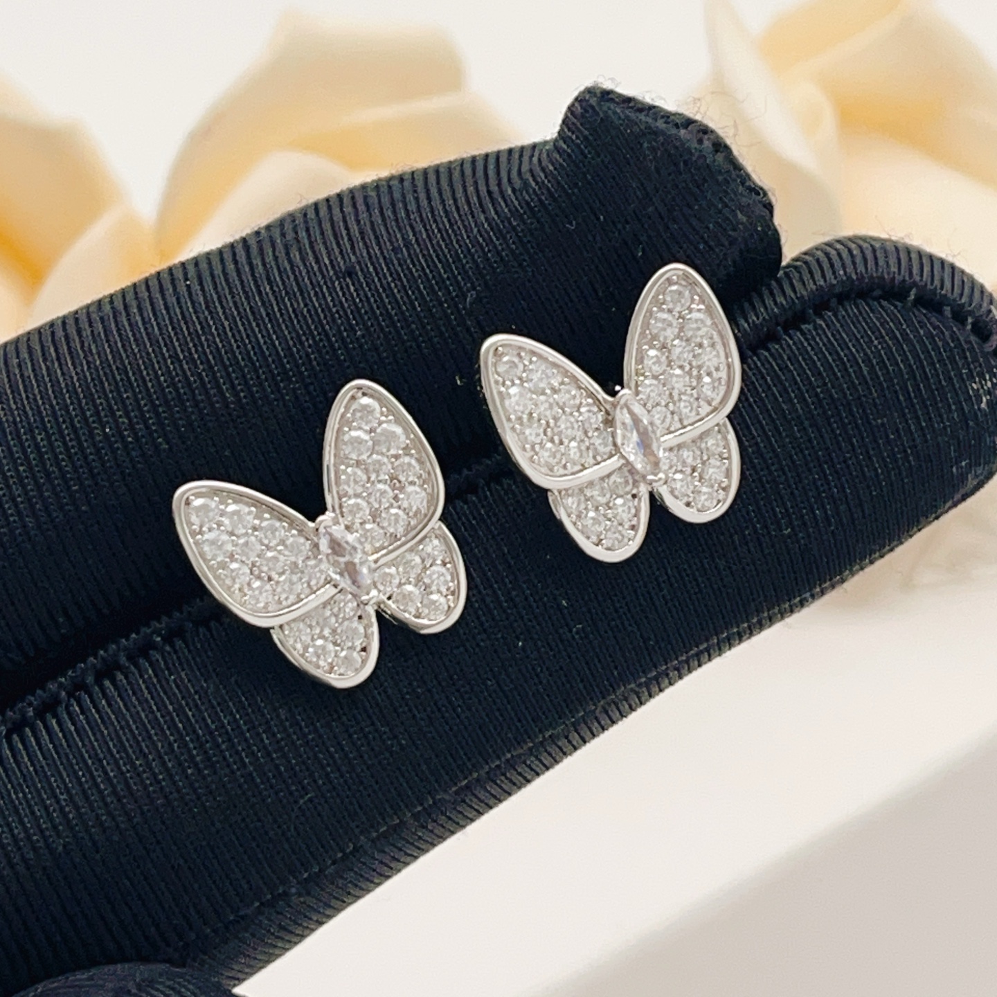 Van Cleef Arpels Pendientes Two Butterfly Oro blanco plateado con pavé de diamantes transparentes Talla única