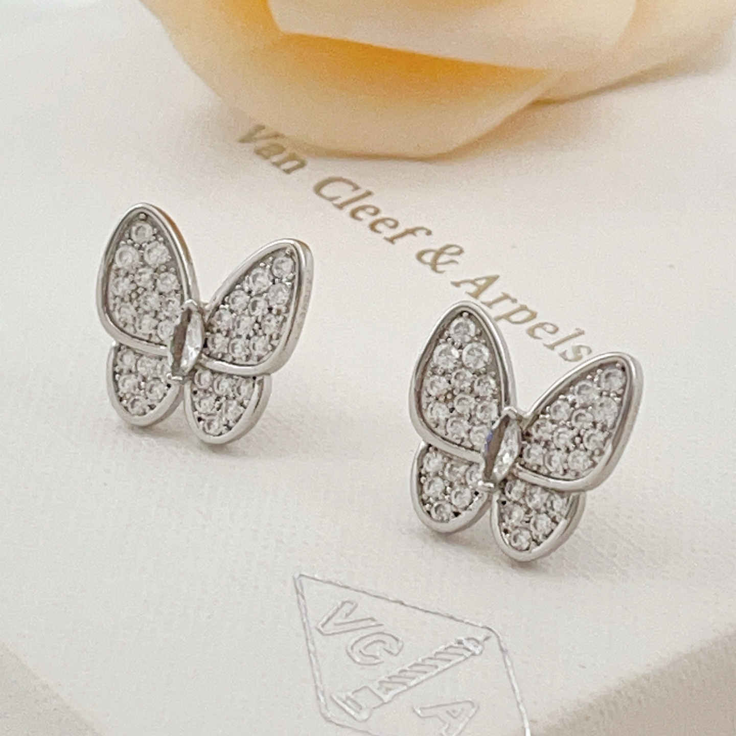 Van Cleef Arpels Pendientes Two Butterfly Oro blanco plateado con pavé de diamantes transparentes Talla única