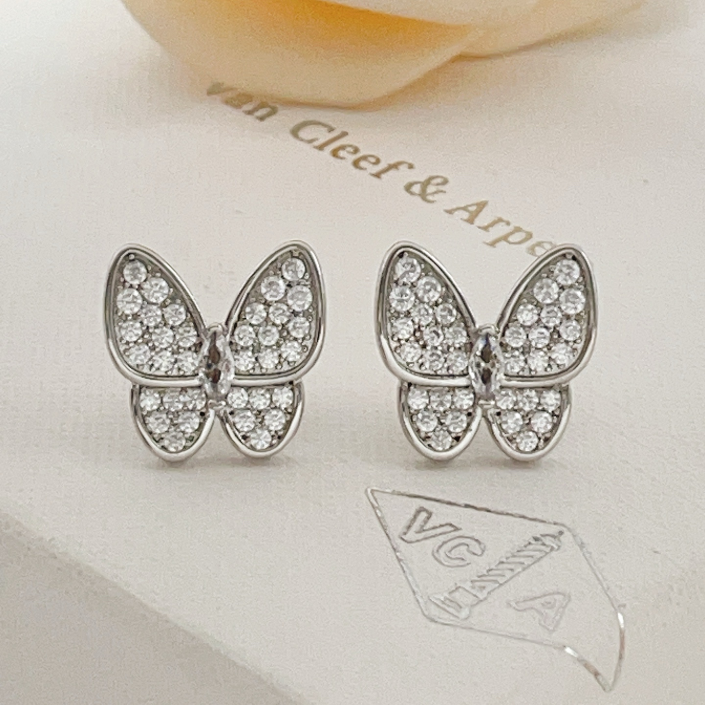 Van Cleef Arpels Pendientes Two Butterfly Oro blanco plateado con pavé de diamantes transparentes Talla única