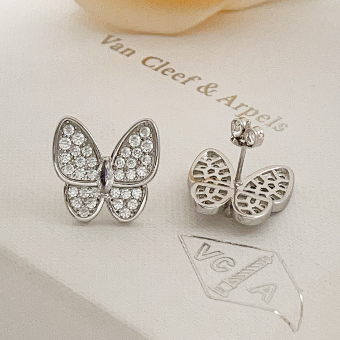 Van Cleef Arpels Pendientes Two Butterfly Oro blanco plateado con pavé de diamantes transparentes Talla única