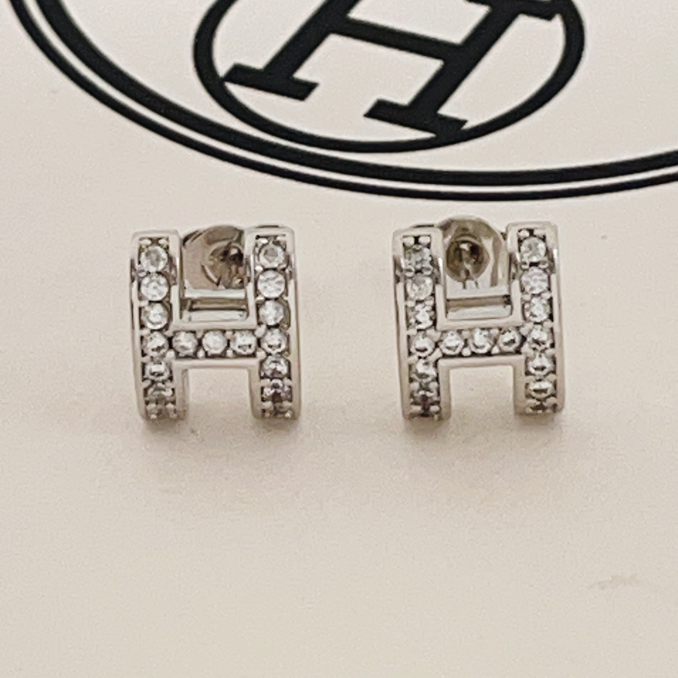 【He@mes最新款🆕🆕银色H形镶钻迷你耳钉】一致官网黄铜材质，非常的上镜‼️设计很特别值得入手。高级手