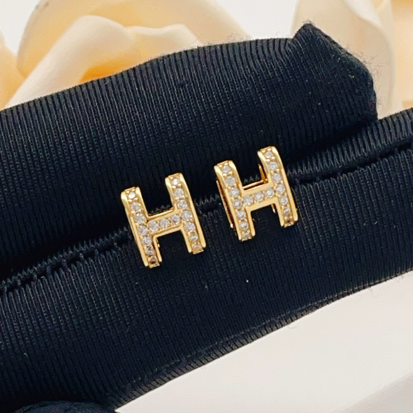 【He@mes最新款🆕🆕金色H形镶钻迷你耳钉】一致官网黄铜材质，非常的上镜‼️设计很特别值得入手。高级手