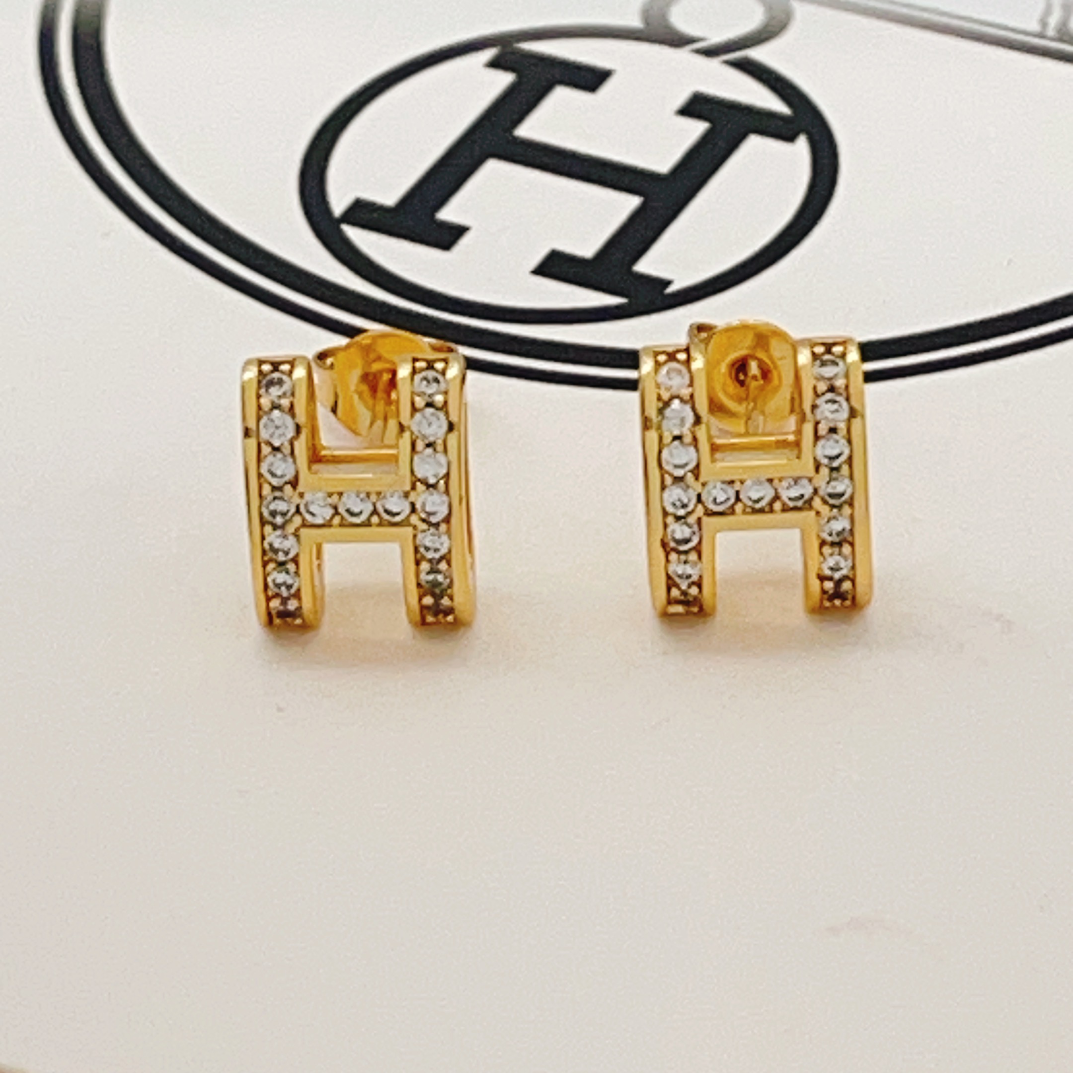 【He@mes最新款🆕🆕金色H形镶钻迷你耳钉】一致官网黄铜材质，非常的上镜‼️设计很特别值得入手。高级手