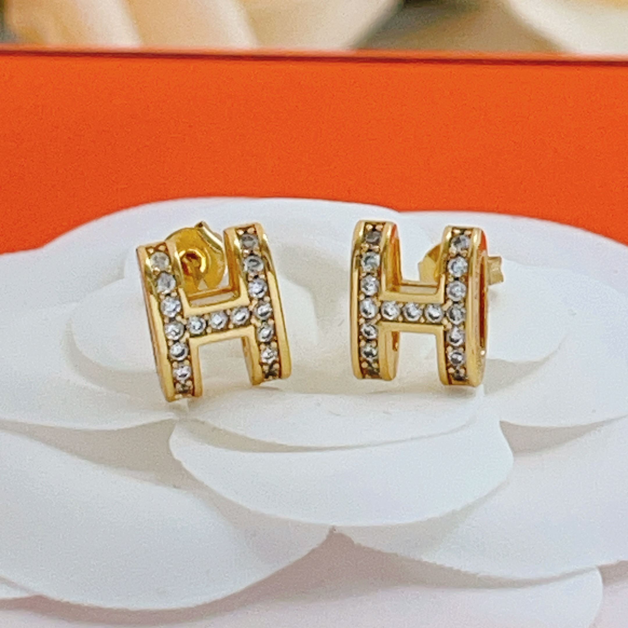 【He@mes最新款🆕🆕金色H形镶钻迷你耳钉】一致官网黄铜材质，非常的上镜‼️设计很特别值得入手。高级手