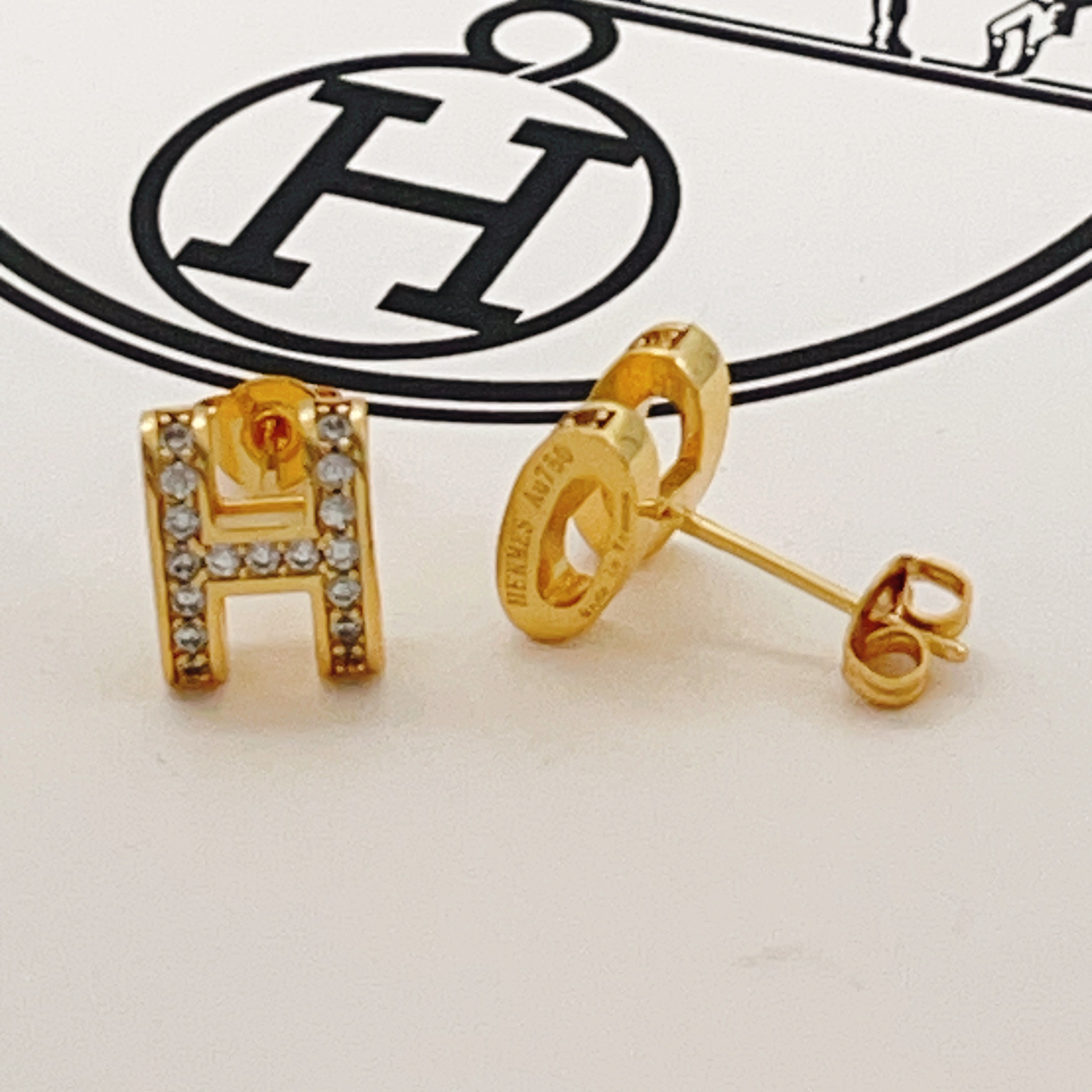 【He@mes最新款🆕🆕金色H形镶钻迷你耳钉】一致官网黄铜材质，非常的上镜‼️设计很特别值得入手。高级手