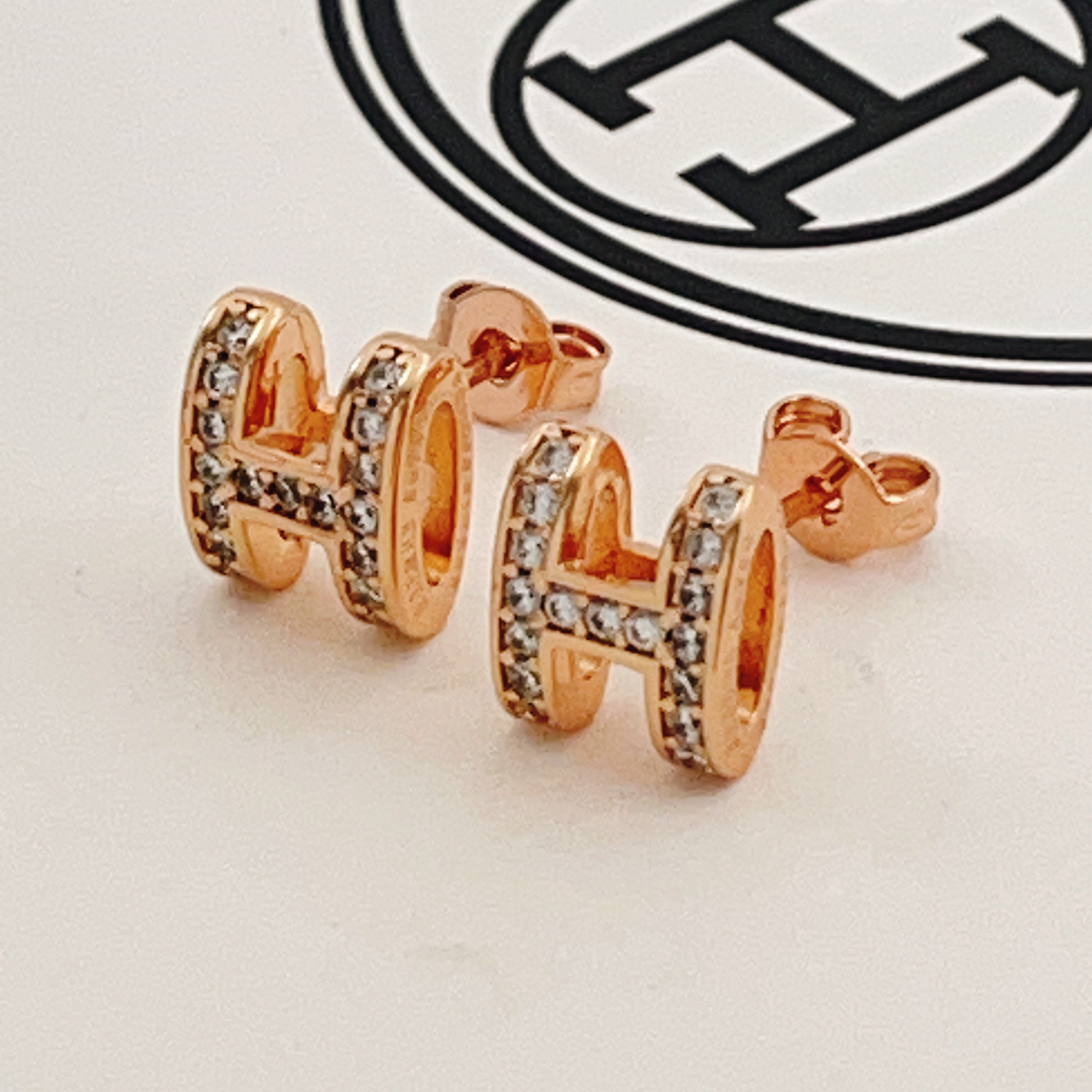 【He@mes最新款🆕🆕玫瑰金H形镶钻迷你耳钉】一致官网黄铜材质，非常的上镜‼️设计很特别值得入手。高级