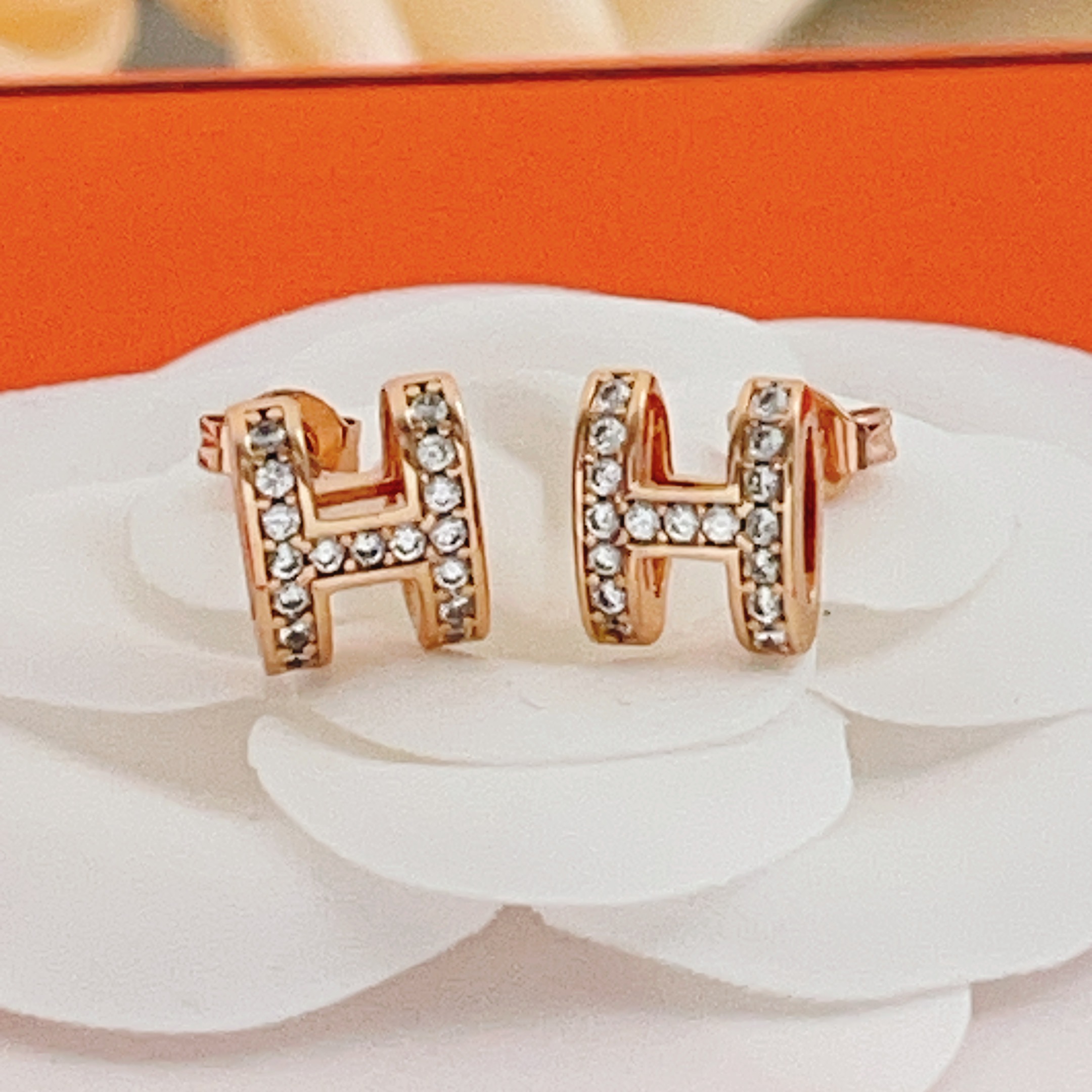 【He@mes最新款🆕🆕玫瑰金H形镶钻迷你耳钉】一致官网黄铜材质，非常的上镜‼️设计很特别值得入手。高级