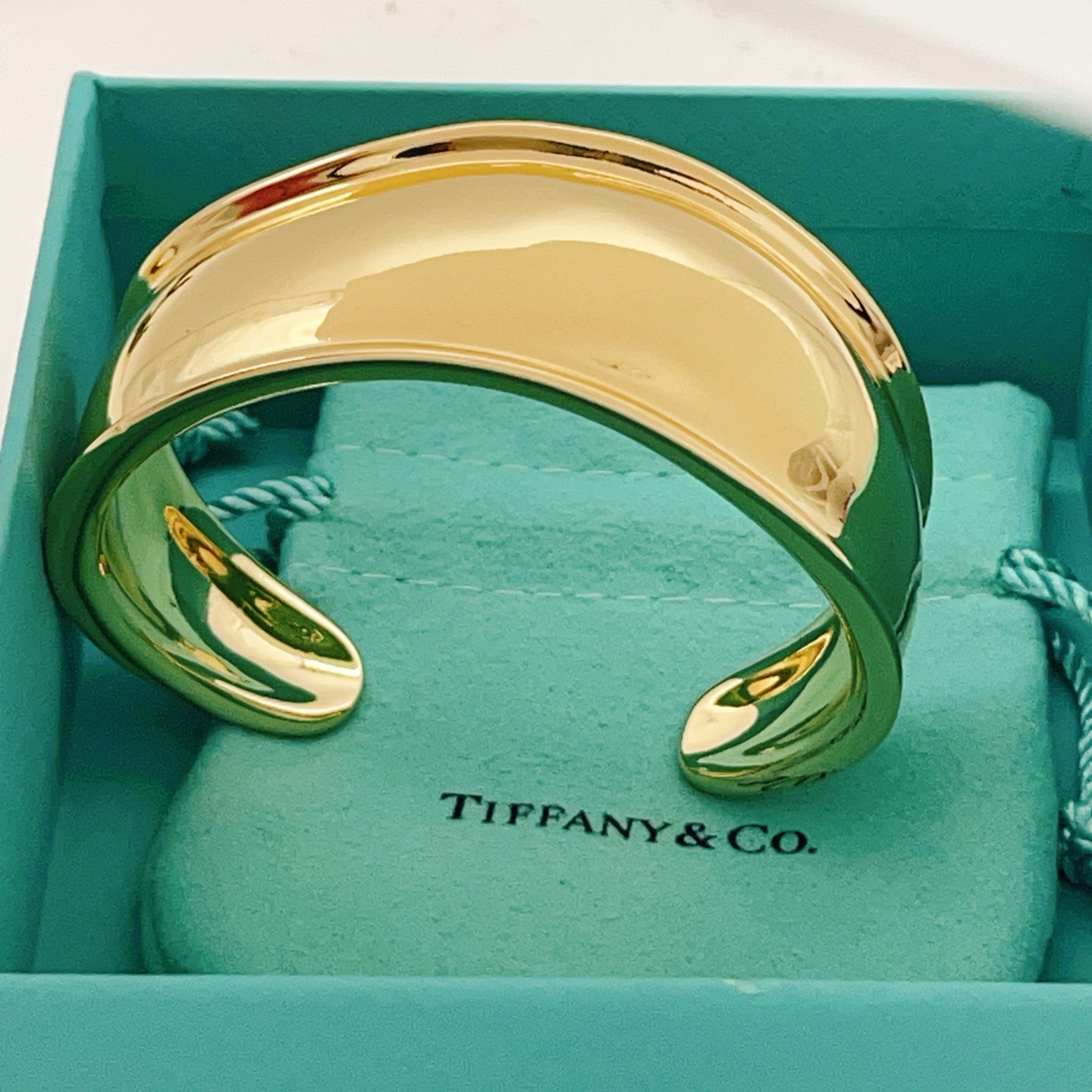 【Tiffany*帝芙尼最新款🆕🆕金色光面手镯】一致官网黄铜材质，非常的上镜‼️设计很特别值得入手。高级