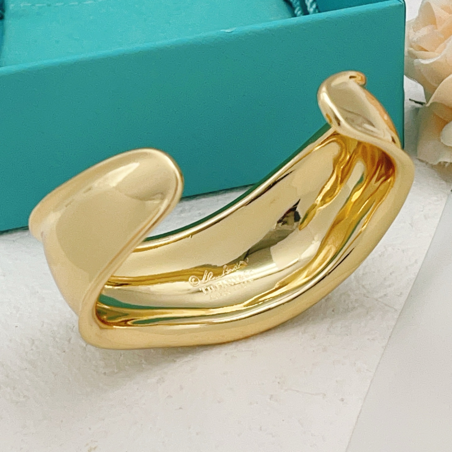 【Tiffany*帝芙尼最新款🆕🆕金色光面手镯】一致官网黄铜材质，非常的上镜‼️设计很特别值得入手。高级
