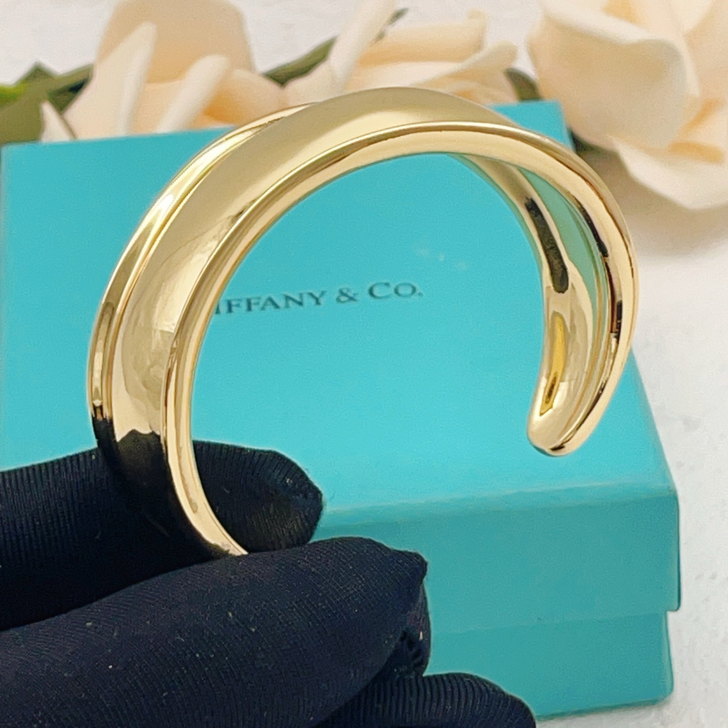 【Tiffany*帝芙尼最新款🆕🆕金色光面手镯】一致官网黄铜材质，非常的上镜‼️设计很特别值得入手。高级