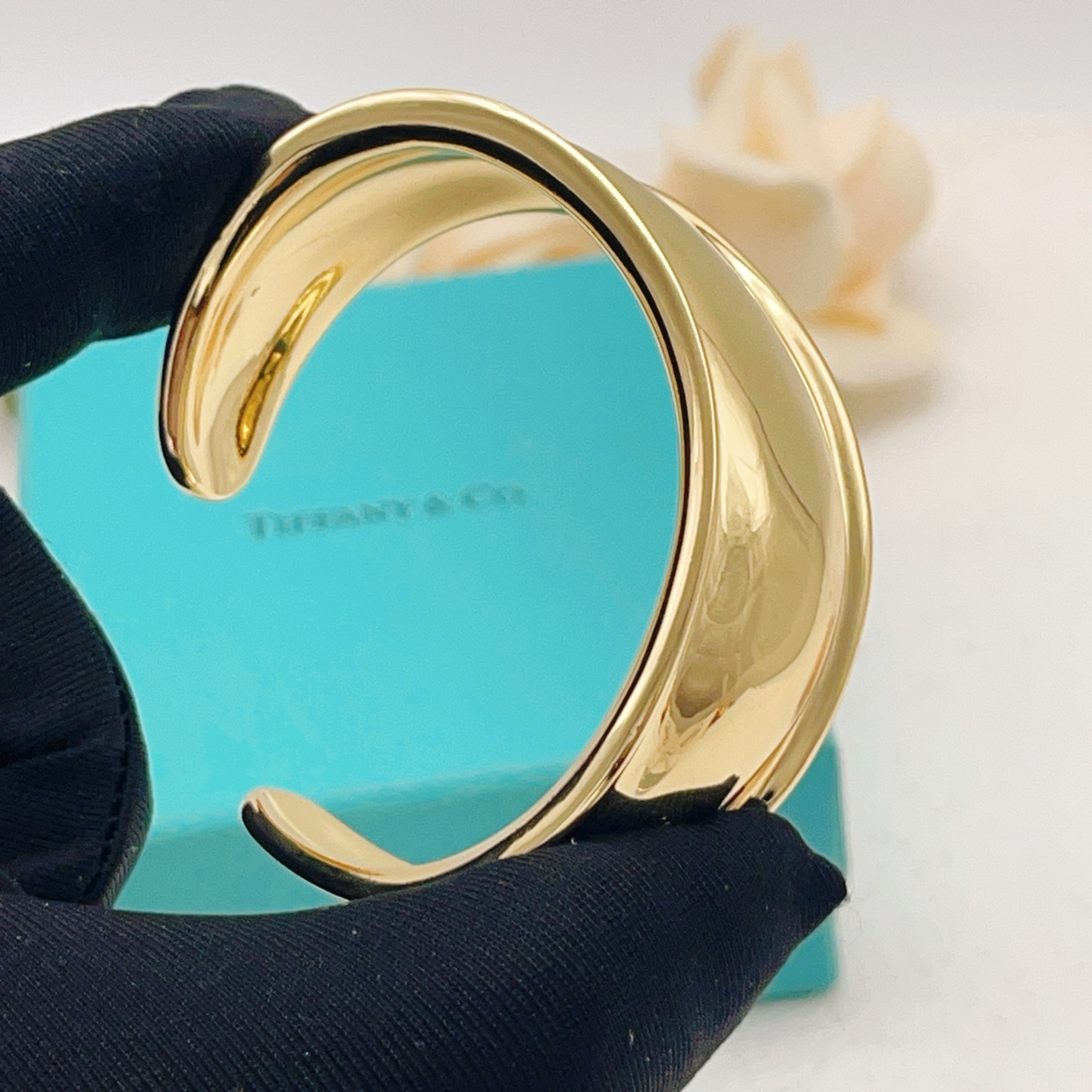 【Tiffany*帝芙尼最新款🆕🆕金色光面手镯】一致官网黄铜材质，非常的上镜‼️设计很特别值得入手。高级