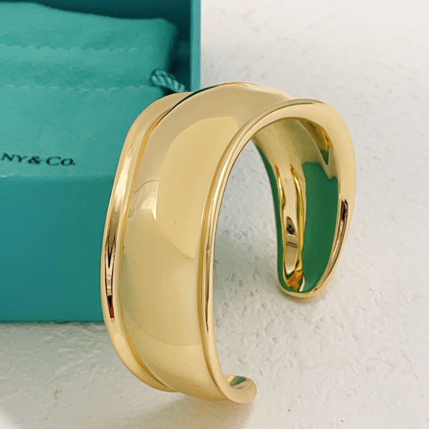 【Tiffany*帝芙尼最新款🆕🆕金色光面手镯】一致官网黄铜材质，非常的上镜‼️设计很特别值得入手。高级