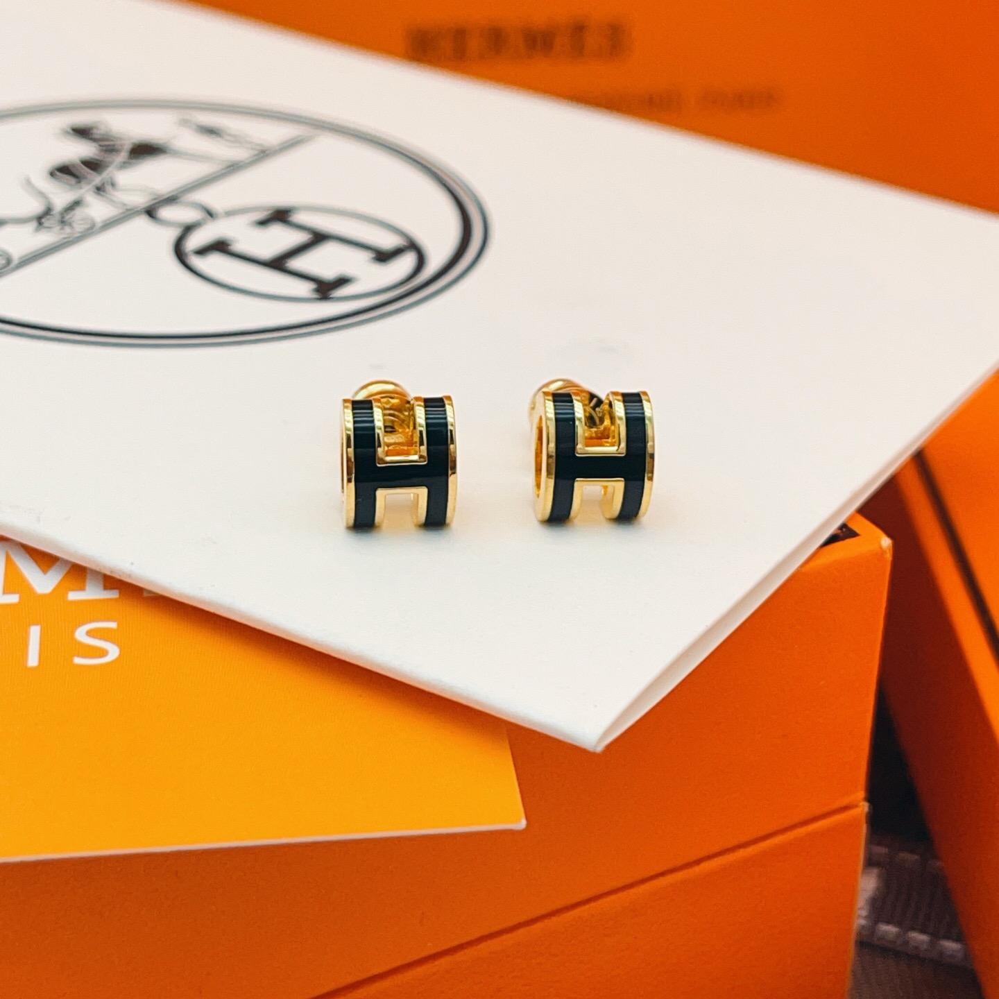 【He@mes爱马仕最新款🆕🆕金色迷你黑色H形耳钉】一致官网黄铜材质，非常的上镜‼️设计很特别值得入手高
