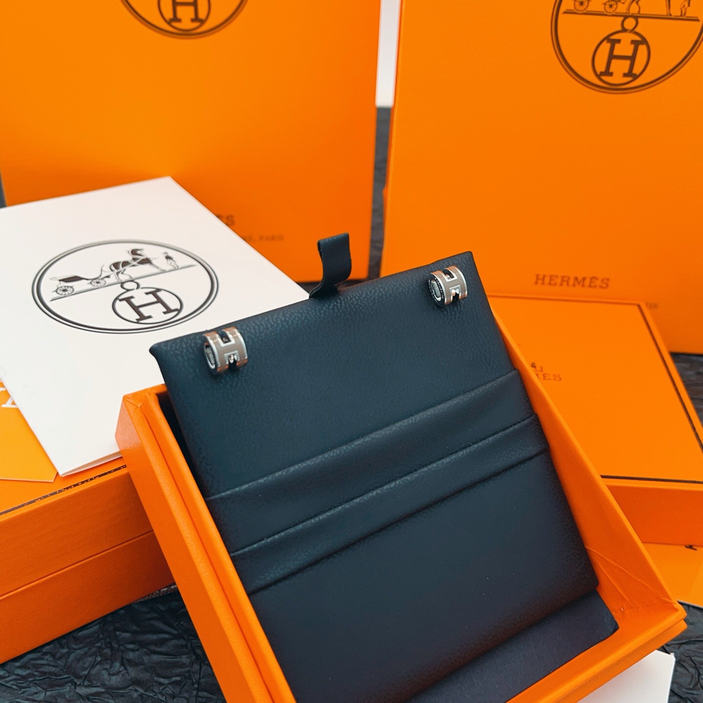 【He@mes爱马仕最新款🆕🆕银色迷你大象灰色H耳钉】一致官网黄铜材质，非常的上镜‼️设计很特别值得入手