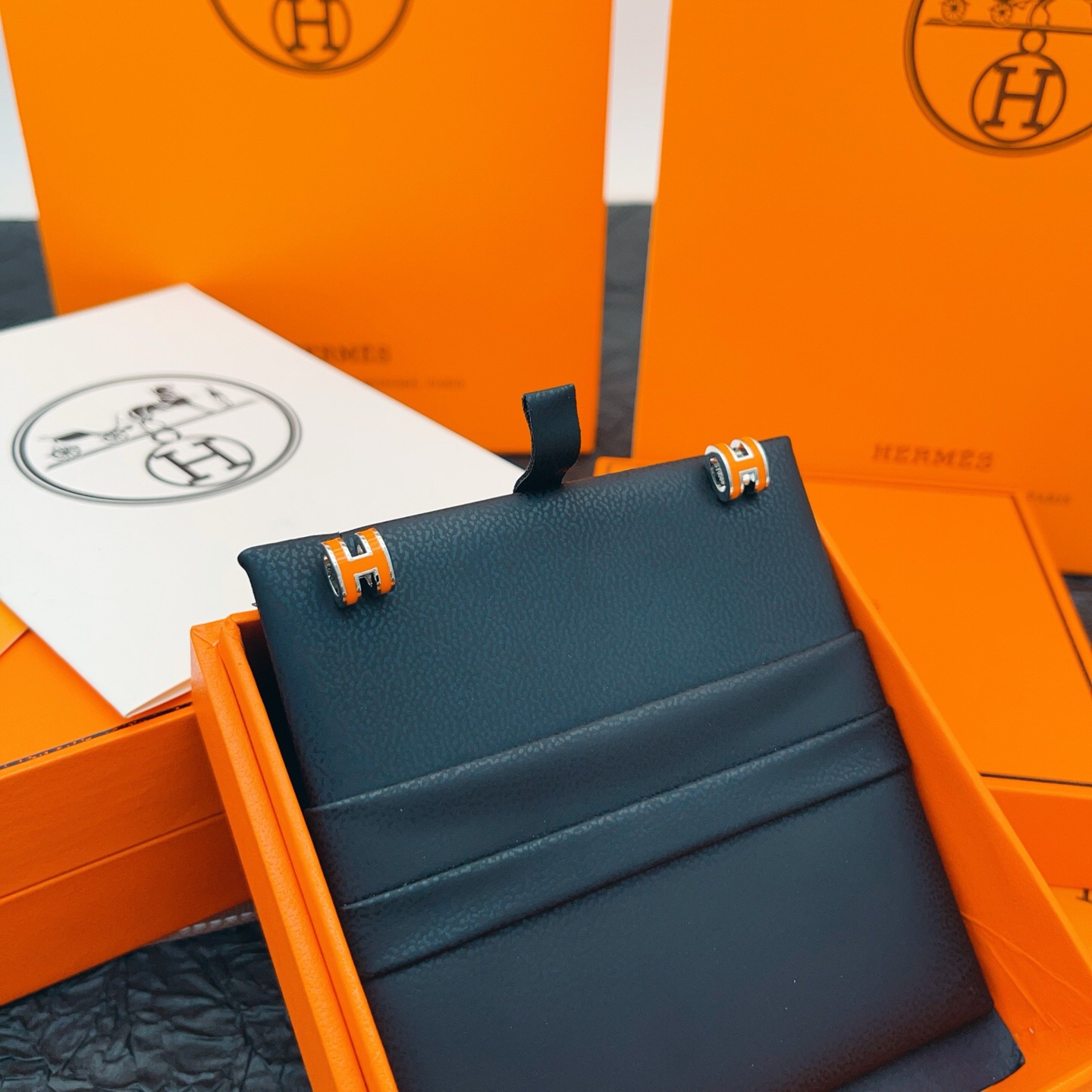 【He@mes爱马仕最新款🆕🆕银色迷你橙色H耳钉】一致官网黄铜材质，非常的上镜‼️设计很特别值得入手。高
