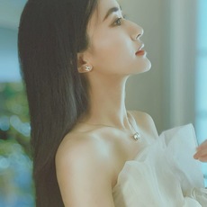 【He@mes爱马仕最新款🆕🆕金色迷你白色H耳钉】一致官网黄铜材质,非常的上镜‼️设计很特别值得入手。高 【He@mes爱马仕最新款🆕🆕金色迷你白色H耳钉】一致官网黄铜材质,非常的上镜‼️设计很特别值得入手。高