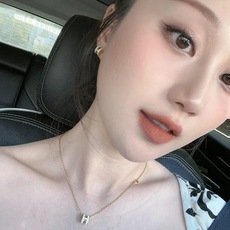 【He@mes爱马仕最新款🆕🆕玫瑰金迷你白色H耳钉】一致官网黄铜材质,非常的上镜‼️设计很特别值得入手。 【He@mes爱马仕最新款🆕🆕玫瑰金迷你白色H耳钉】一致官网黄铜材质,非常的上镜‼️设计很特别值得入手。