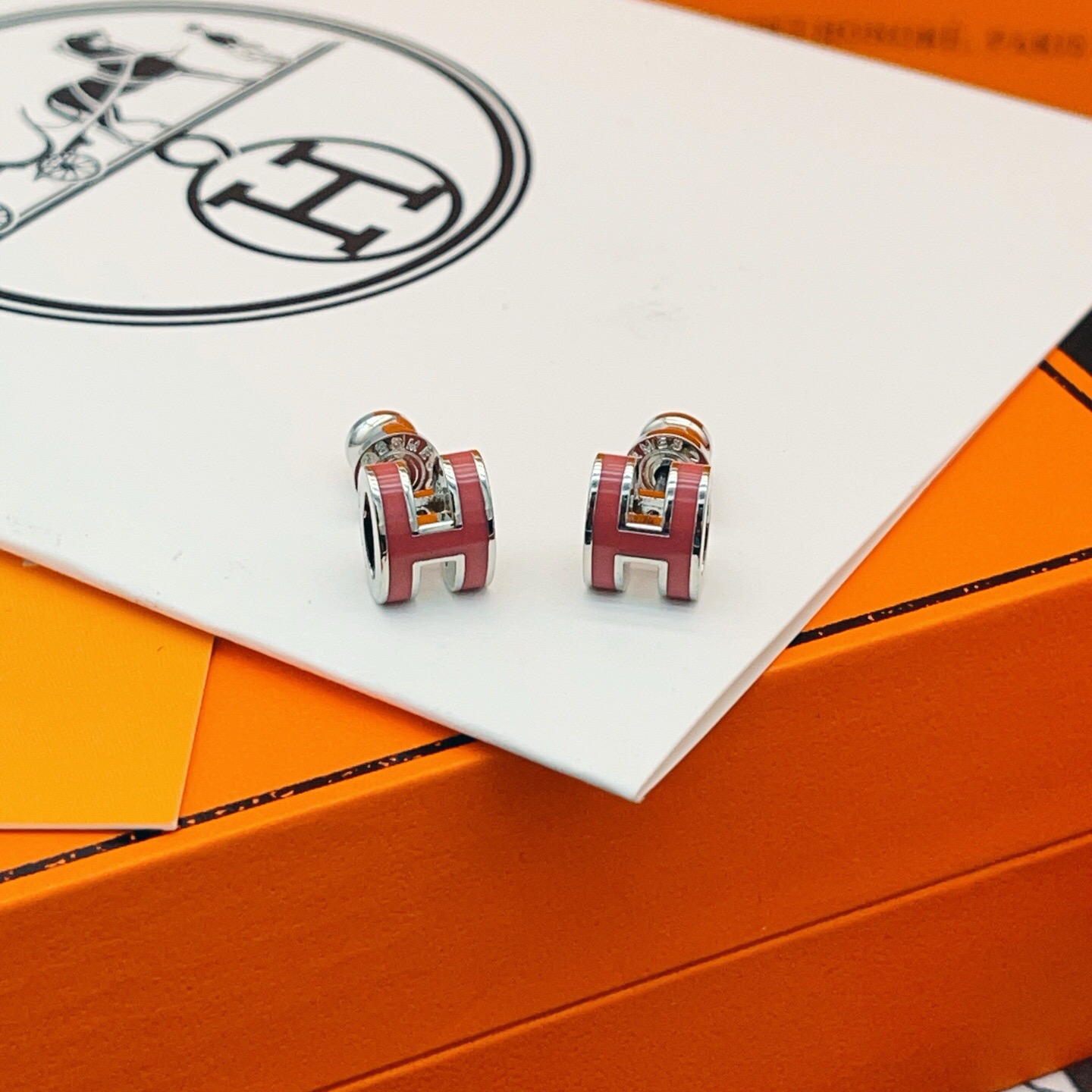 【He@mes爱马仕最新款🆕🆕银色迷你粉红色H耳钉】一致官网黄铜材质，非常的上镜‼️设计很特别值得入手。