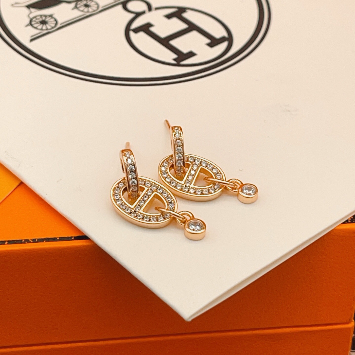 【He@mes爱马仕最新款🆕🆕玫瑰金满钻流苏猪鼻子耳钉】一致官网黄铜材质，非常的上镜‼️设计很特别值得入