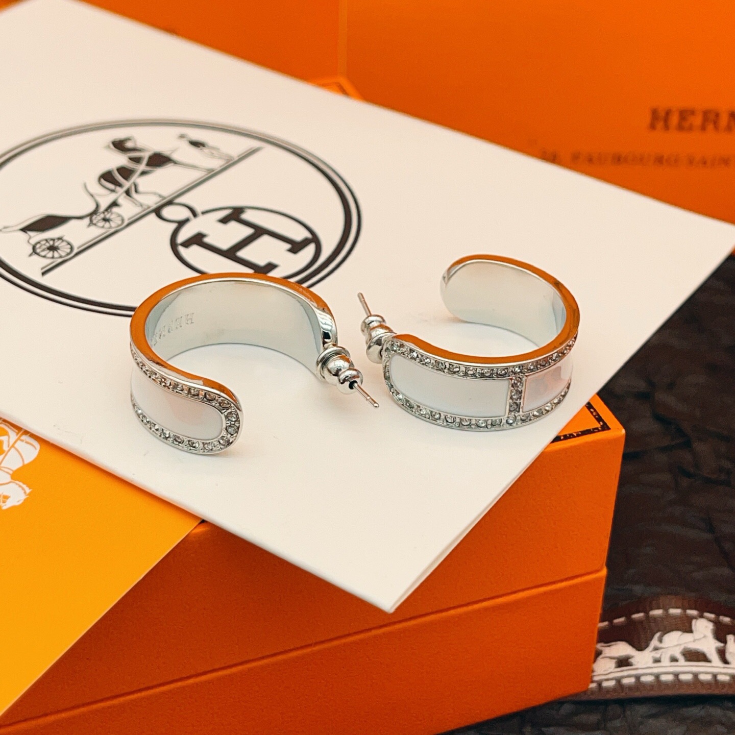 【He@mes爱马仕最新款🆕🆕银色镶钻白色半圆耳钉】一致官网黄铜材质，非常的上镜‼️设计很特别值得入手。
