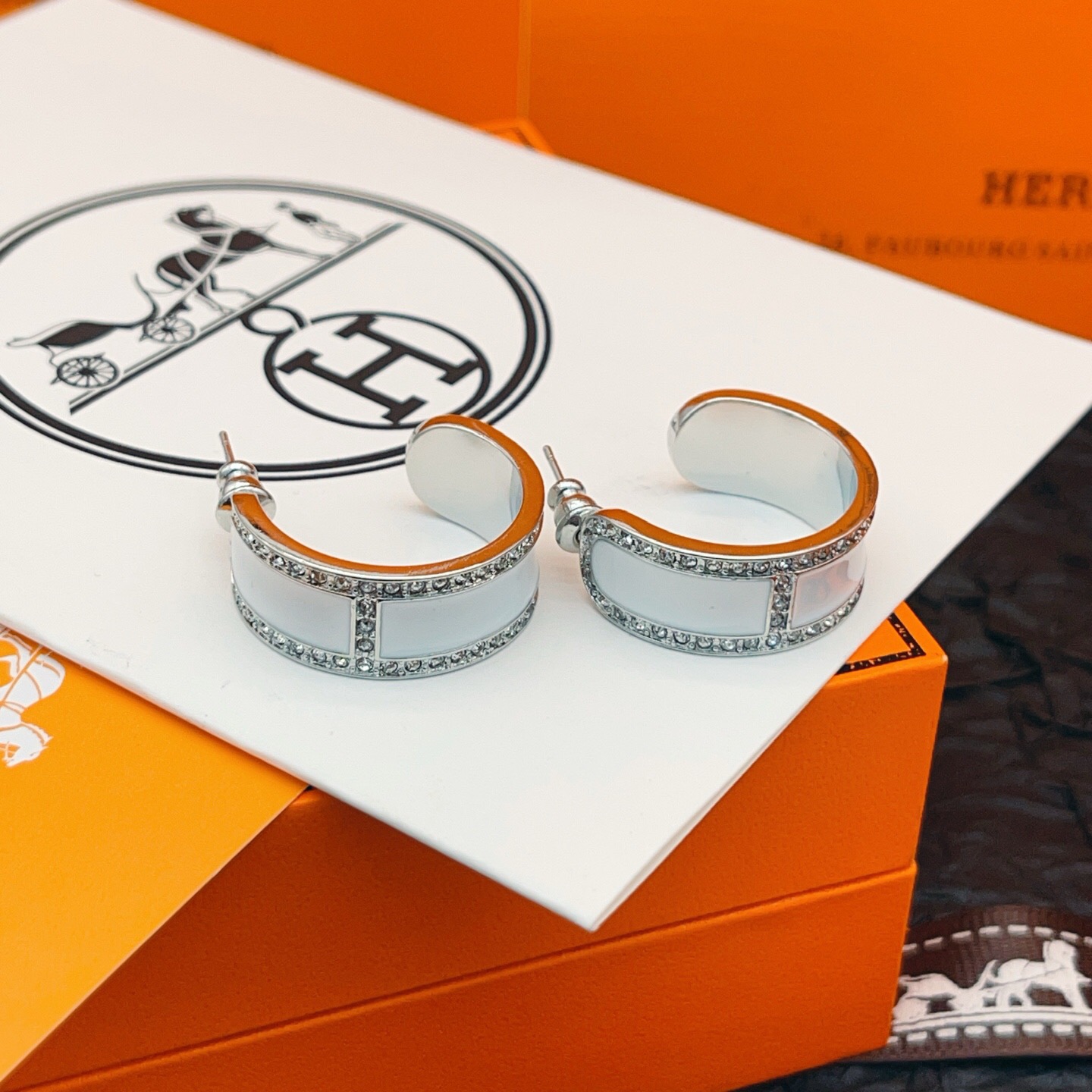 【He@mes爱马仕最新款🆕🆕银色镶钻白色半圆耳钉】一致官网黄铜材质，非常的上镜‼️设计很特别值得入手。