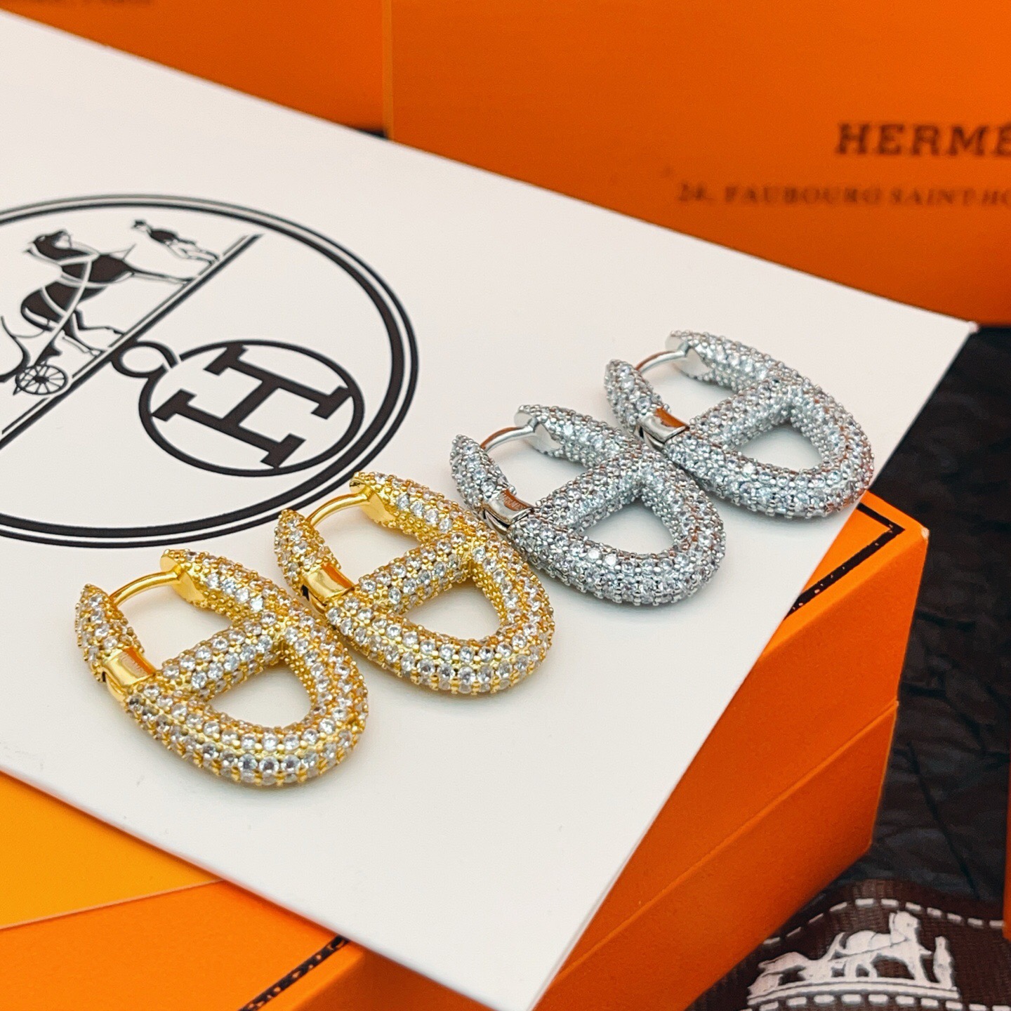 【He@mes爱马仕最新款🆕🆕金色满钻猪鼻子耳钉】一致官网黄铜材质，非常的上镜‼️设计很特别值得入手。高