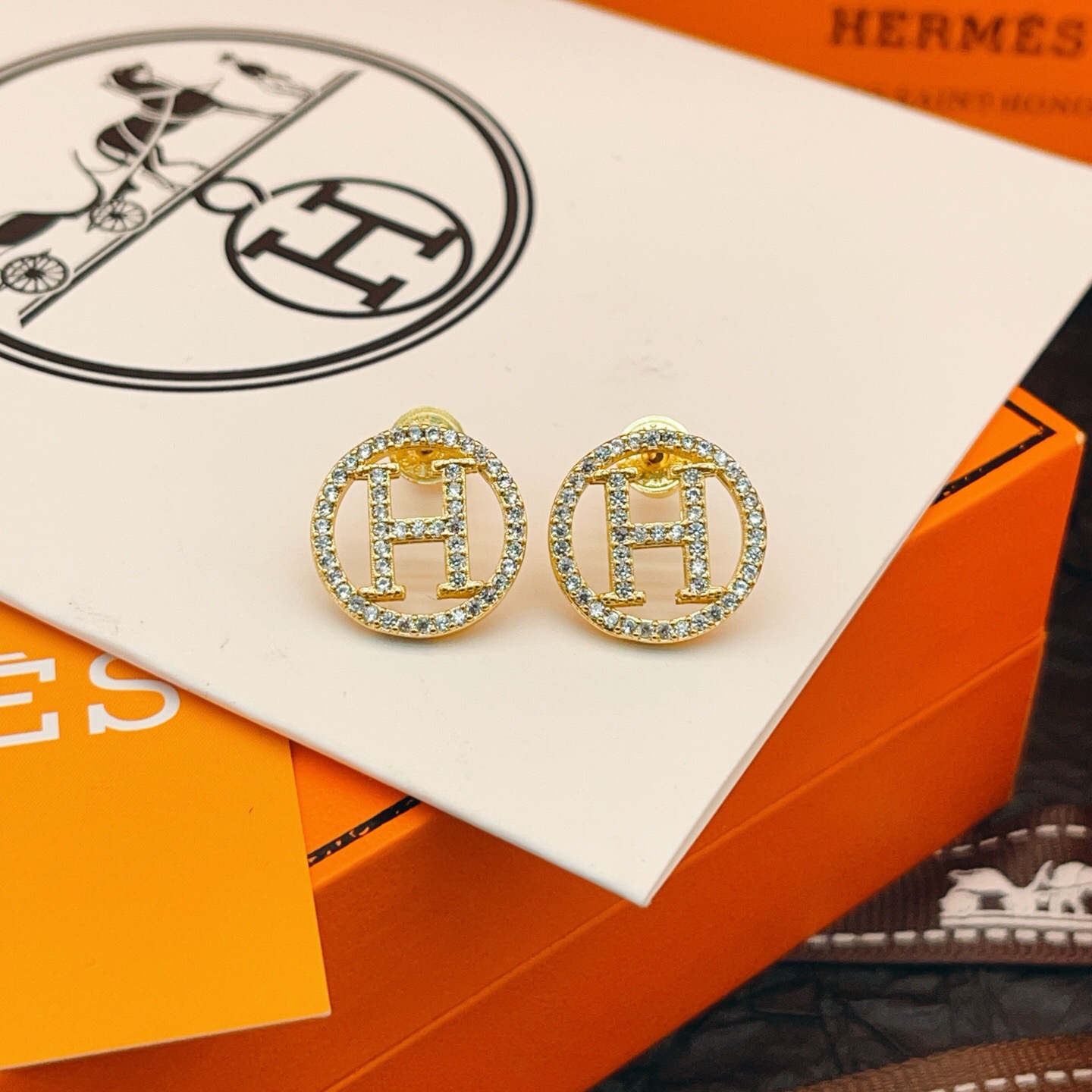 【He@mes爱马仕最新款🆕🆕金色满钻圆形H耳钉】一致官网黄铜材质，非常的上镜‼️设计很特别值得入手。高