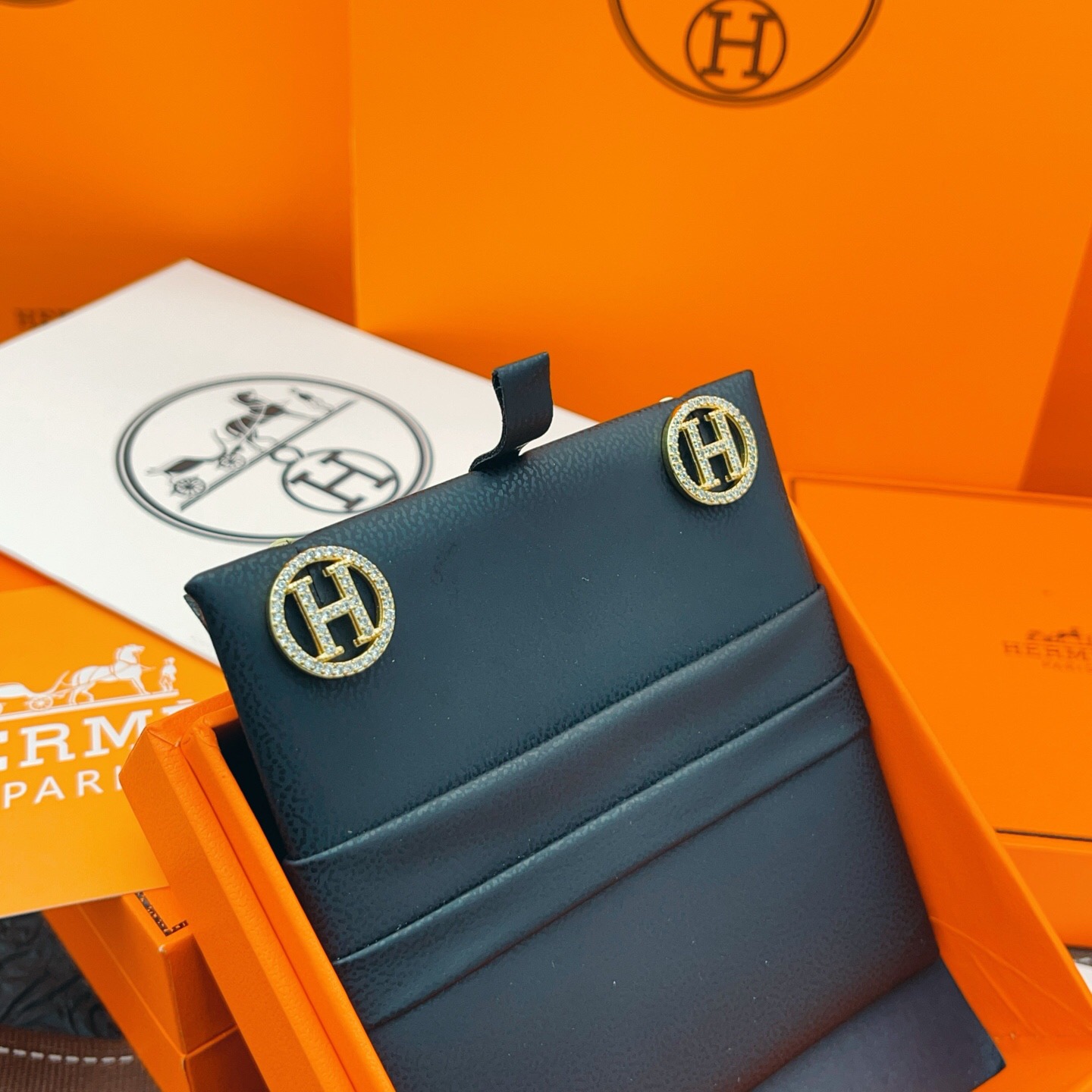 【He@mes爱马仕最新款🆕🆕金色满钻圆形H耳钉】一致官网黄铜材质，非常的上镜‼️设计很特别值得入手。高