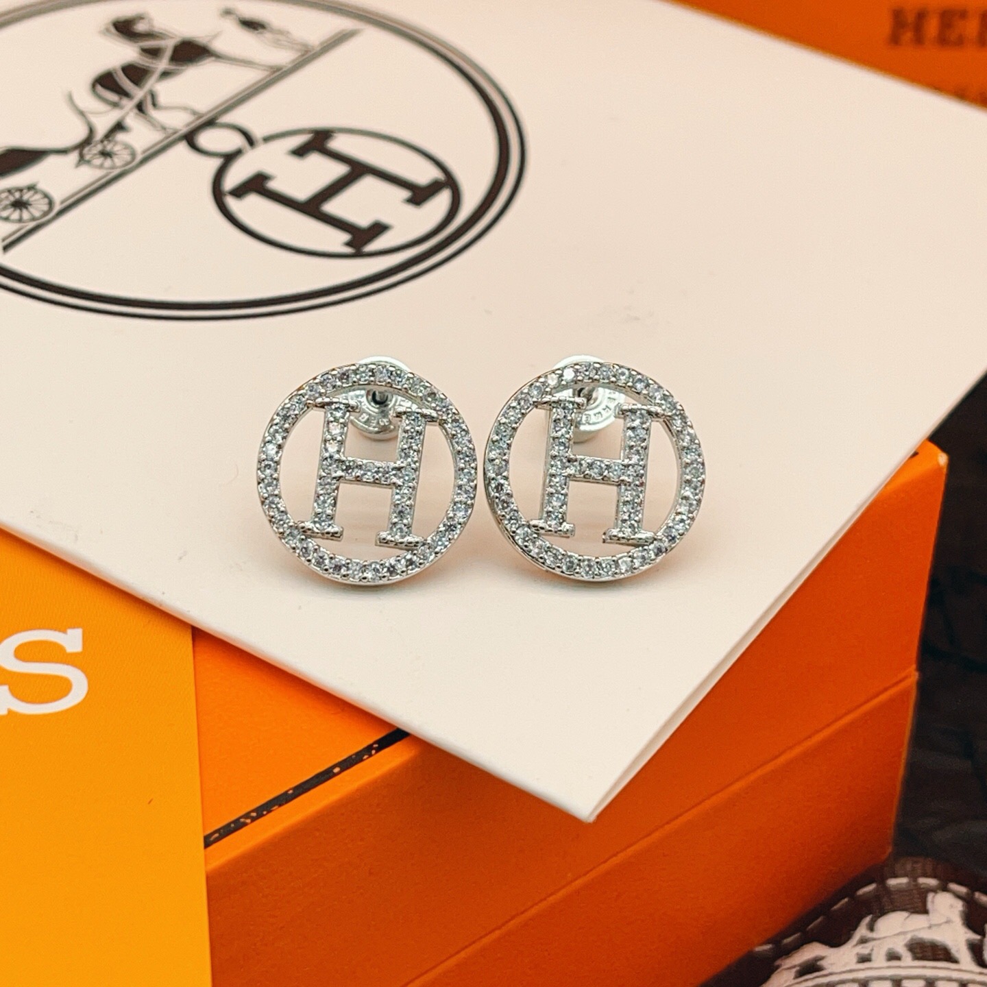 【He@mes爱马仕最新款🆕🆕银色满钻圆形H耳钉】一致官网黄铜材质，非常的上镜‼️设计很特别值得入手。高