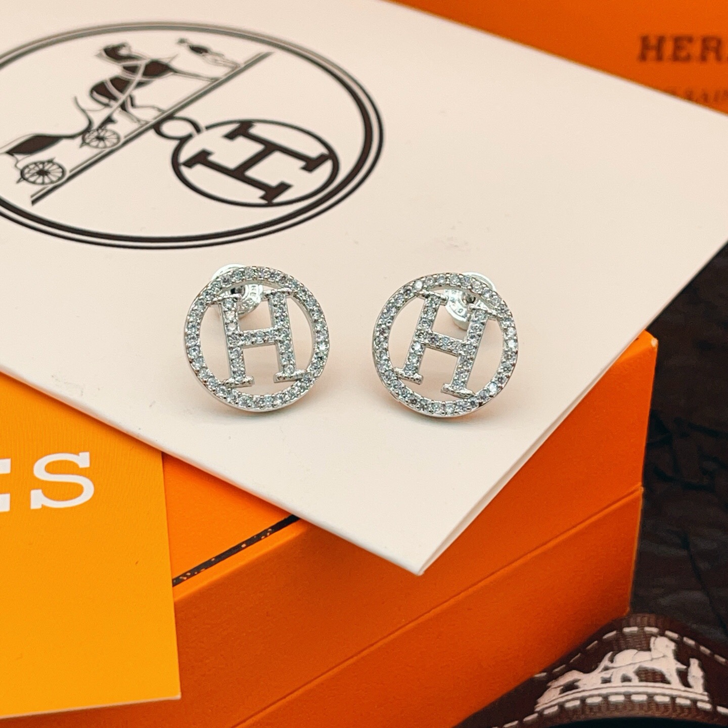 【He@mes爱马仕最新款🆕🆕银色满钻圆形H耳钉】一致官网黄铜材质，非常的上镜‼️设计很特别值得入手。高