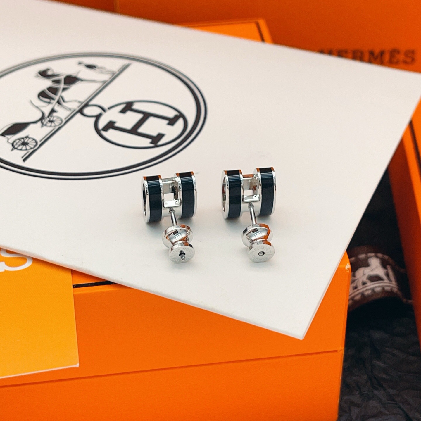 【He@mes爱马仕最新款🆕🆕银色大号黑色H耳钉】一致官网黄铜材质，非常的上镜‼️设计很特别值得入手。高