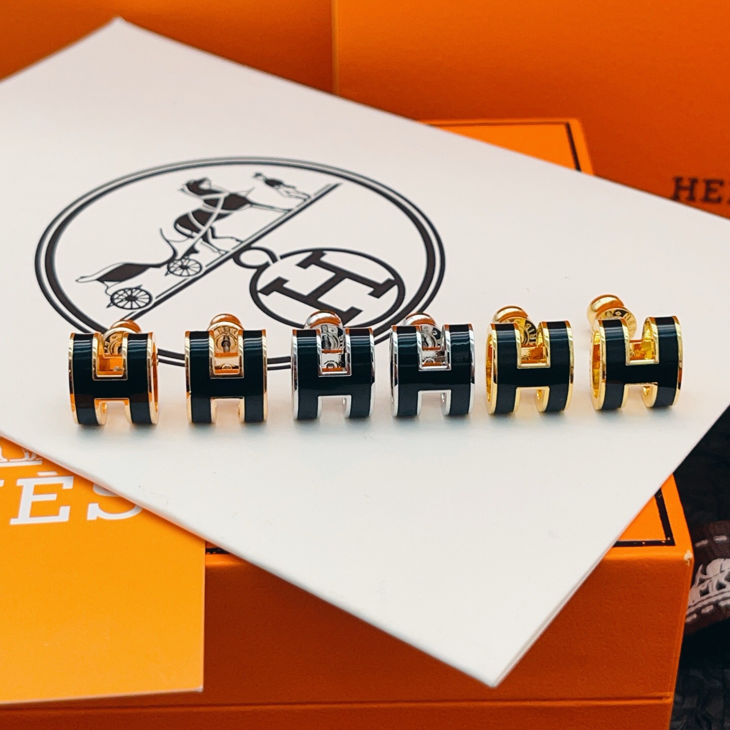 【He@mes爱马仕最新款🆕🆕银色大号黑色H耳钉】一致官网黄铜材质，非常的上镜‼️设计很特别值得入手。高