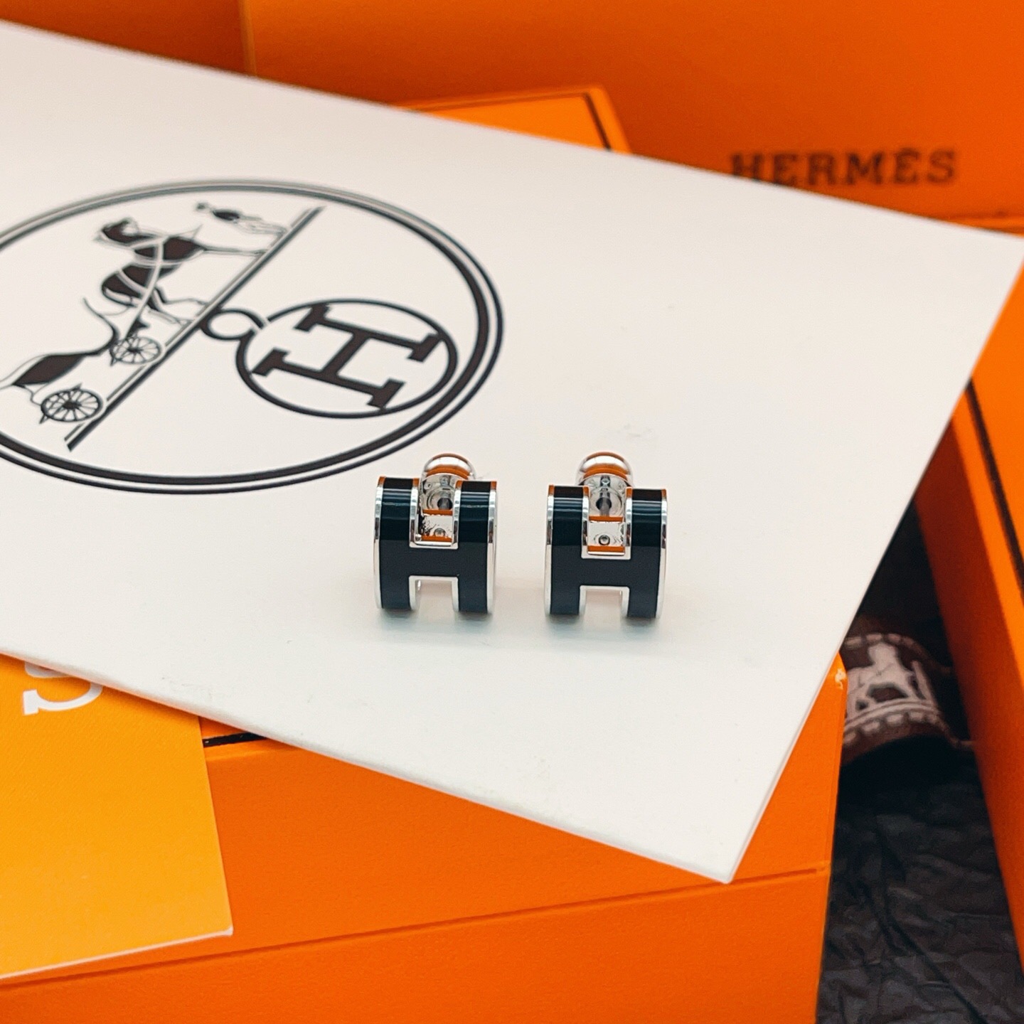 【He@mes爱马仕最新款🆕🆕银色大号黑色H耳钉】一致官网黄铜材质，非常的上镜‼️设计很特别值得入手。高