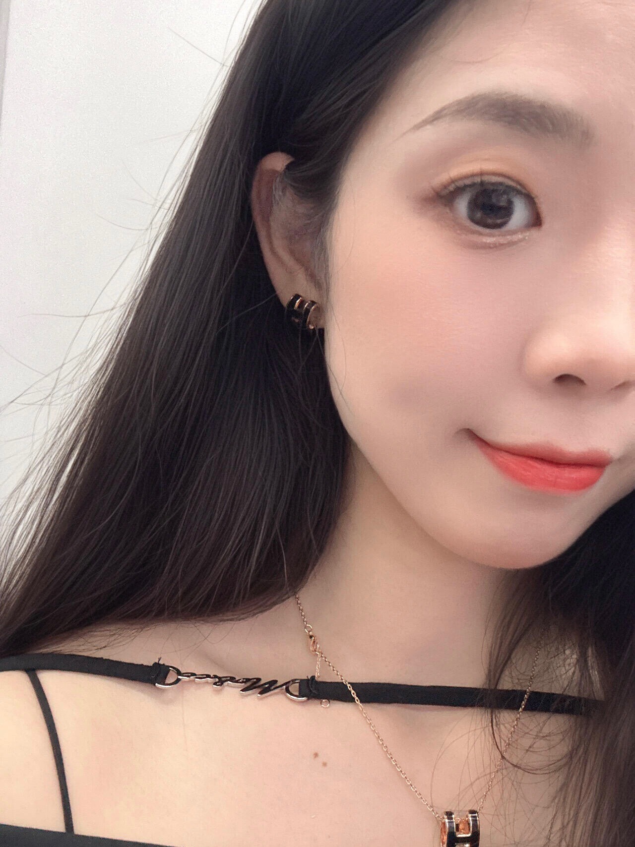 【He@mes爱马仕最新款🆕🆕银色大号黑色H耳钉】一致官网黄铜材质，非常的上镜‼️设计很特别值得入手。高