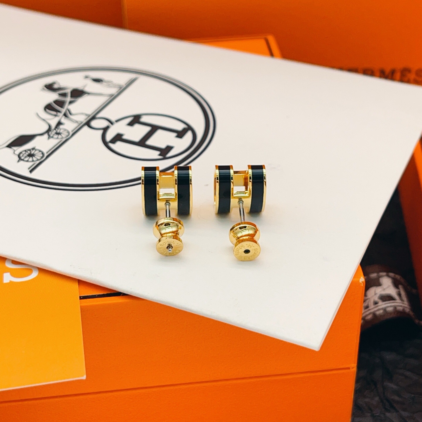 【He@mes爱马仕最新款🆕🆕金色大号黑色H耳钉】一致官网黄铜材质，非常的上镜‼️设计很特别值得入手。高
