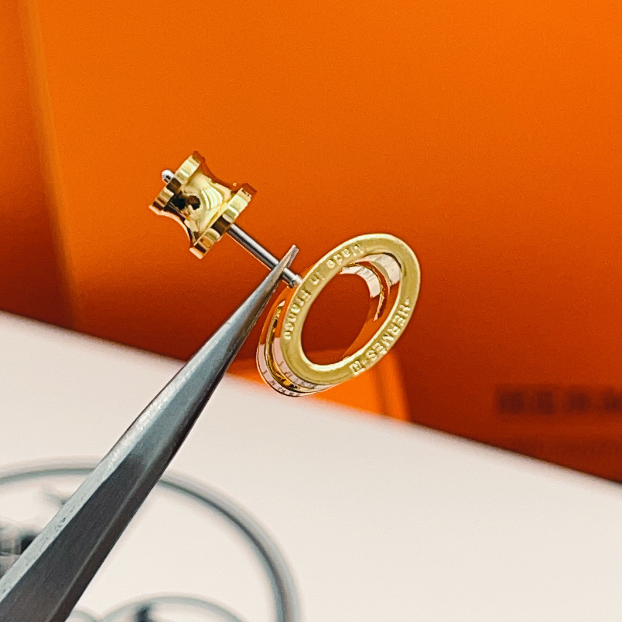 【He@mes爱马仕最新款🆕🆕金色大号黑色H耳钉】一致官网黄铜材质，非常的上镜‼️设计很特别值得入手。高