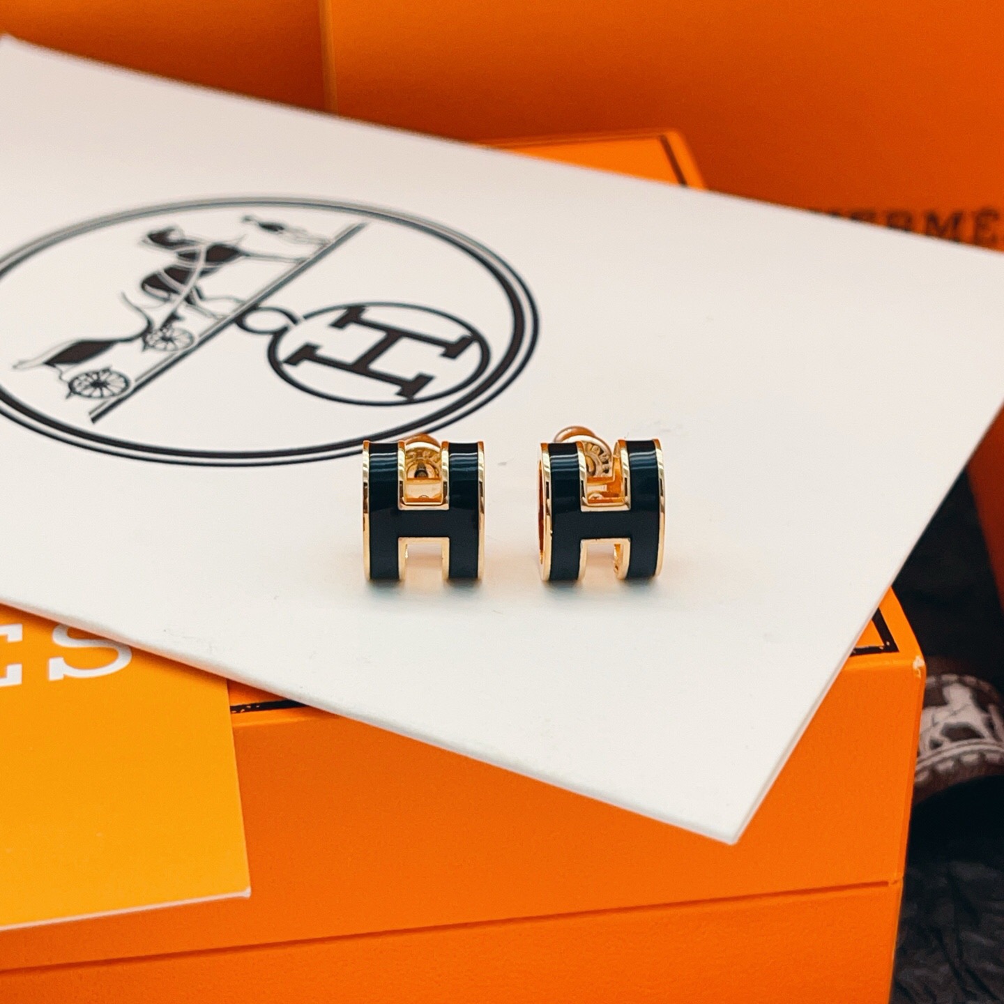 【He@mes爱马仕最新款🆕🆕玫瑰金大号黑色H耳钉】一致官网黄铜材质，非常的上镜‼️设计很特别值得入手。
