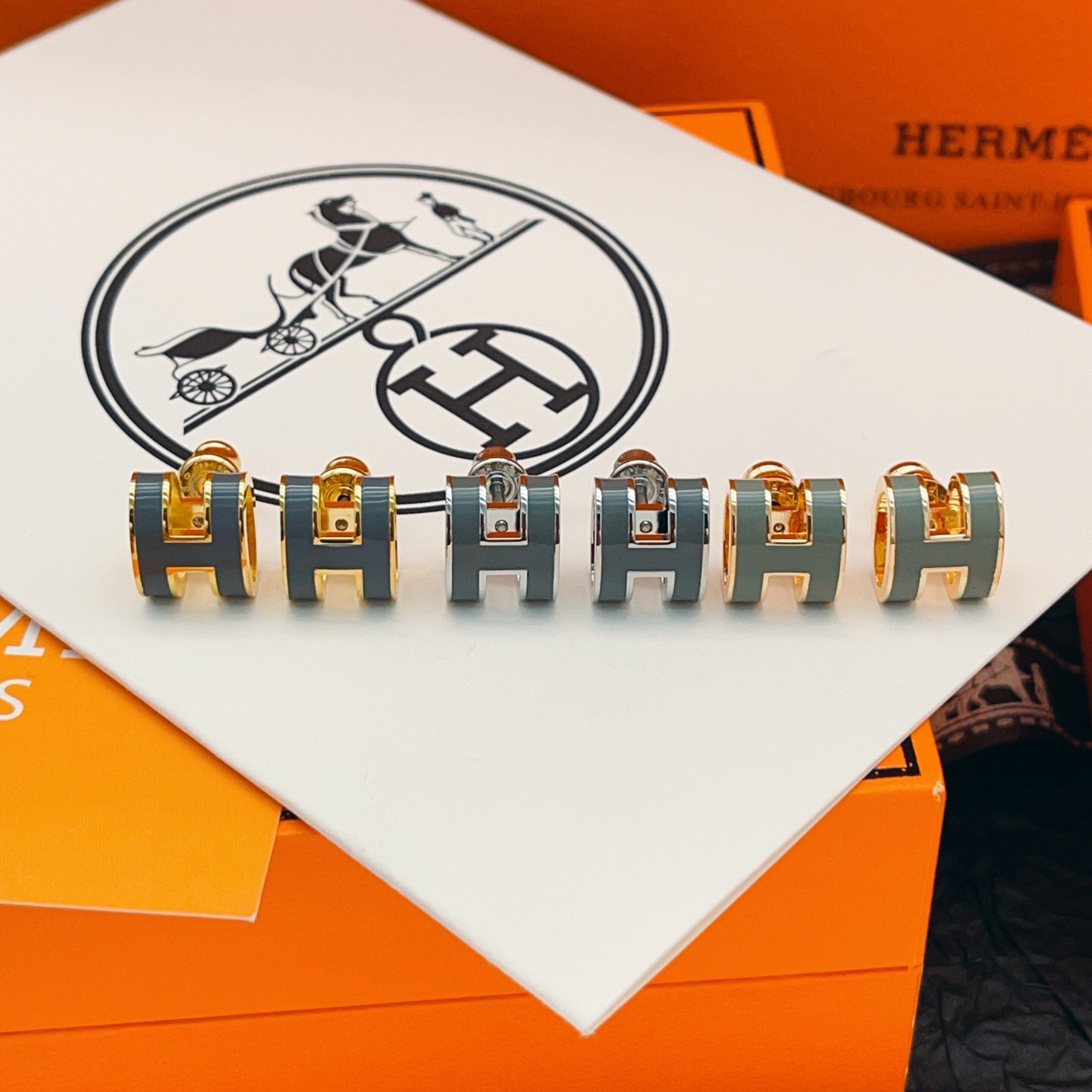 【He@mes爱马仕最新款🆕🆕金色大号灰色H耳钉】一致官网黄铜材质，非常的上镜‼️设计很特别值得入手。高