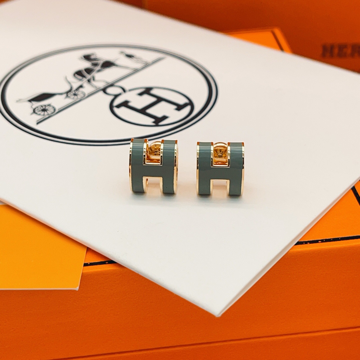 【He@mes爱马仕最新款🆕🆕金色大号灰色H耳钉】一致官网黄铜材质，非常的上镜‼️设计很特别值得入手。高