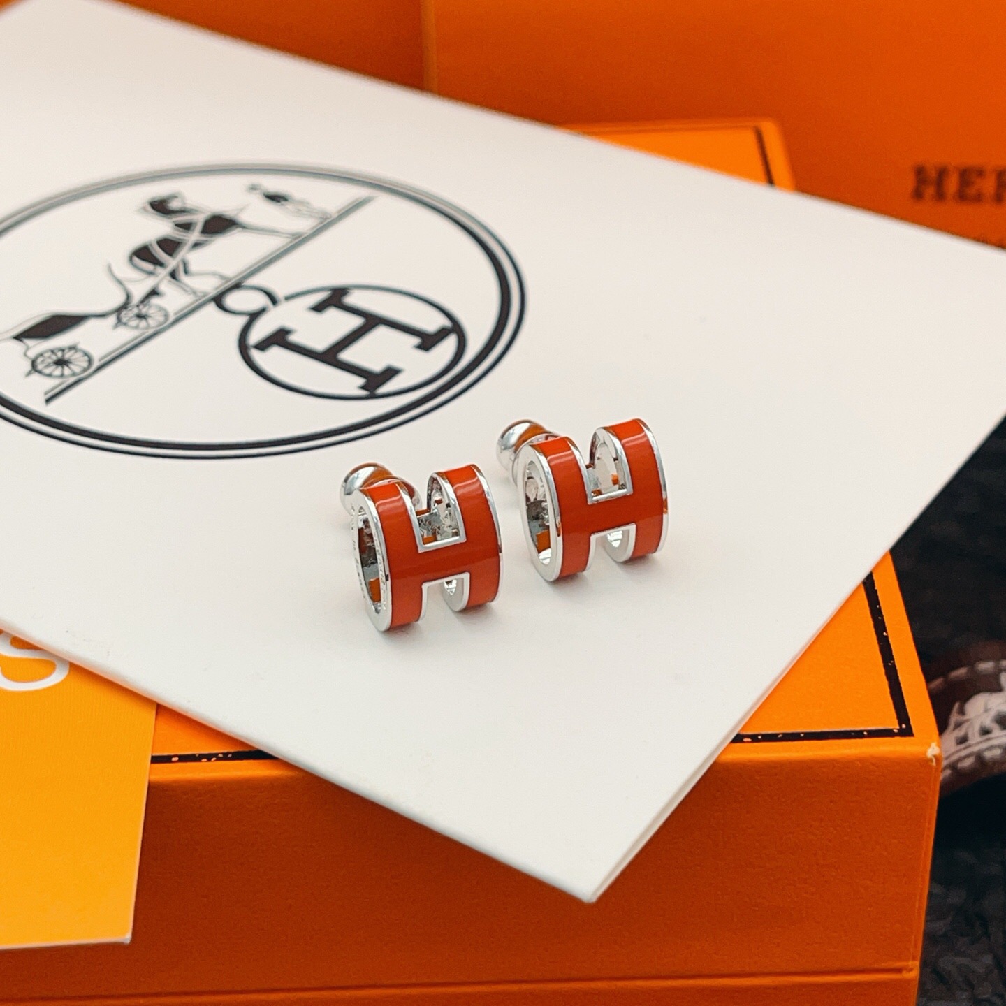 【He@mes爱马仕最新款🆕🆕银色大号红色H耳钉】一致官网黄铜材质，非常的上镜‼️设计很特别值得入手。高