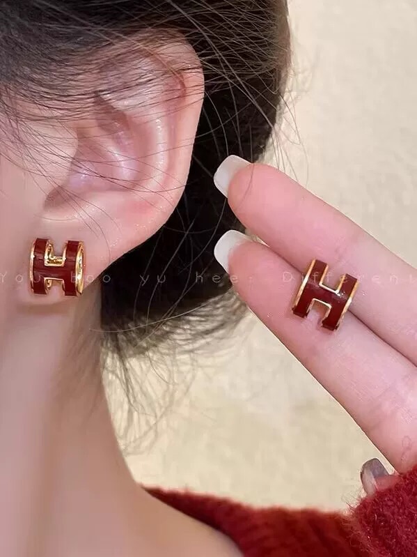 【He@mes爱马仕最新款🆕🆕银色大号红色H耳钉】一致官网黄铜材质，非常的上镜‼️设计很特别值得入手。高