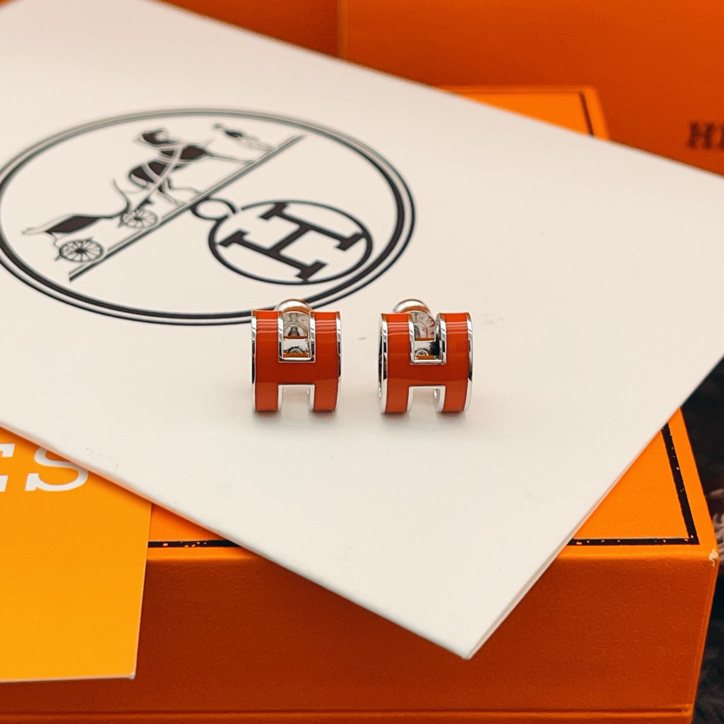 【He@mes爱马仕最新款🆕🆕银色大号红色H耳钉】一致官网黄铜材质，非常的上镜‼️设计很特别值得入手。高