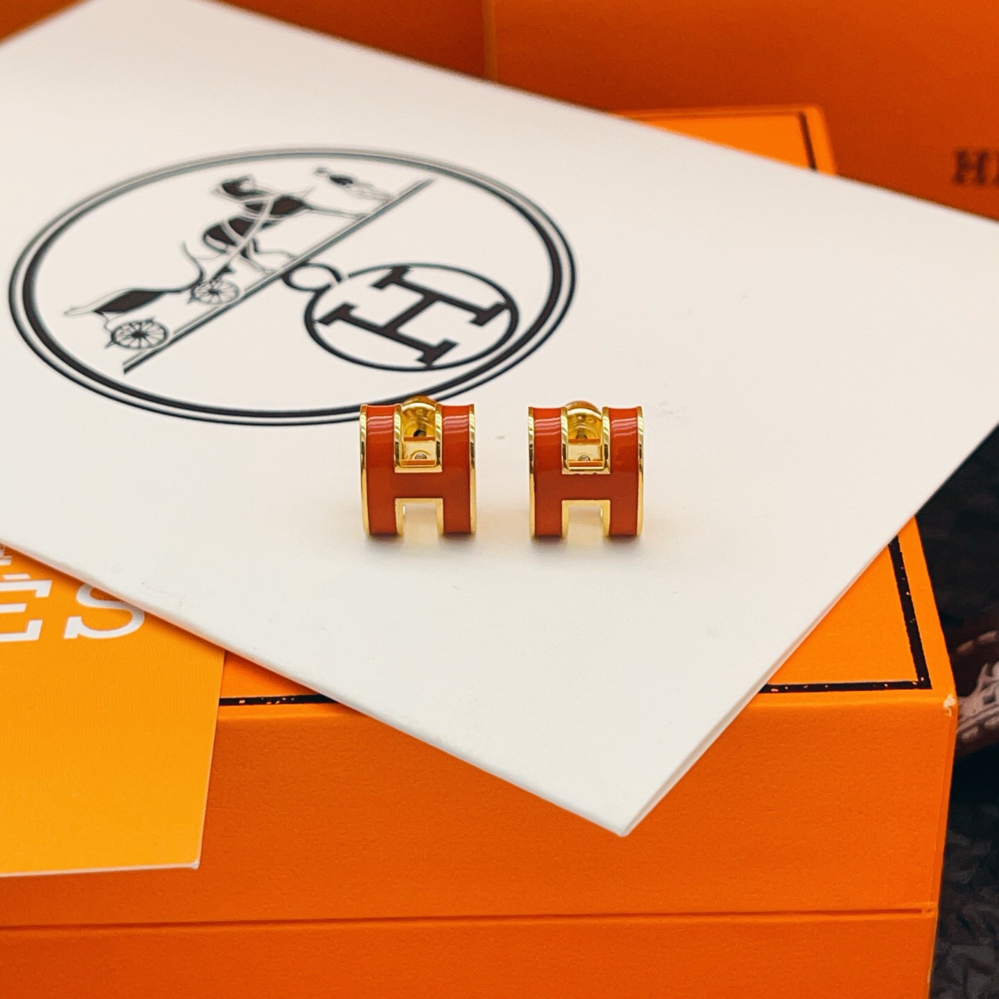 【He@mes爱马仕最新款🆕🆕金色大号红色H耳钉】一致官网黄铜材质，非常的上镜‼️设计很特别值得入手。高