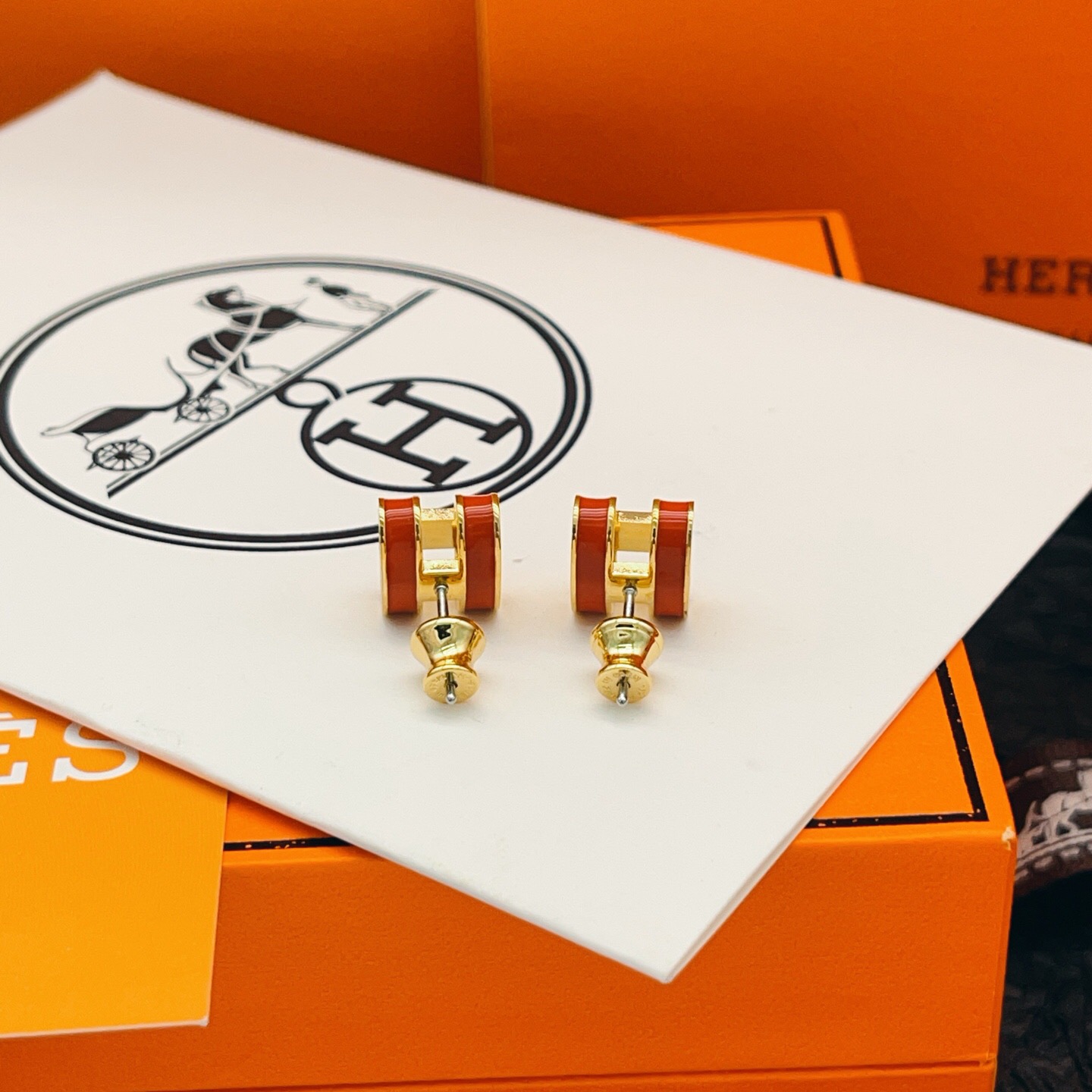 【He@mes爱马仕最新款🆕🆕金色大号红色H耳钉】一致官网黄铜材质，非常的上镜‼️设计很特别值得入手。高