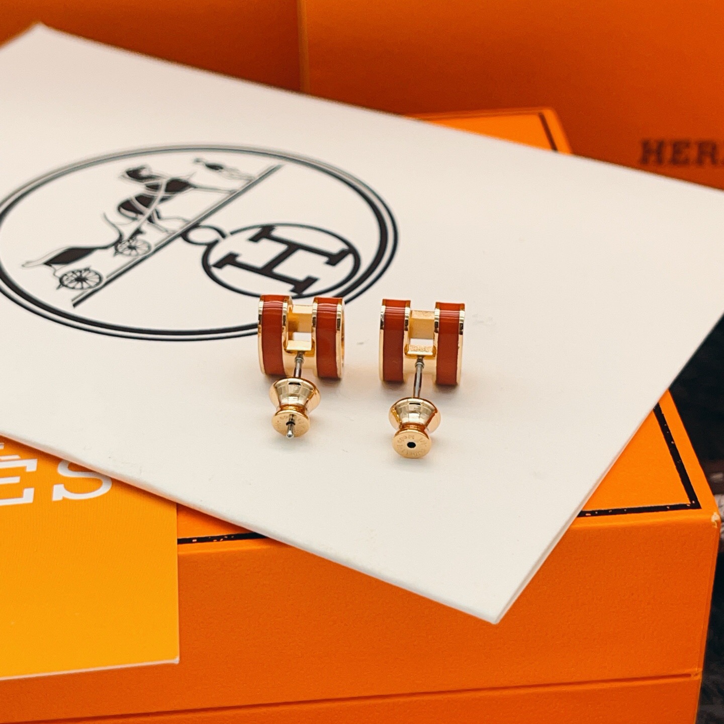 【He@mes爱马仕最新款🆕🆕玫瑰金大号红色H耳钉】一致官网黄铜材质，非常的上镜‼️设计很特别值得入手。