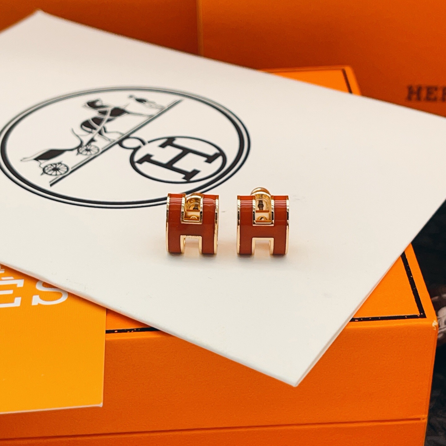 【He@mes爱马仕最新款🆕🆕玫瑰金大号红色H耳钉】一致官网黄铜材质，非常的上镜‼️设计很特别值得入手。