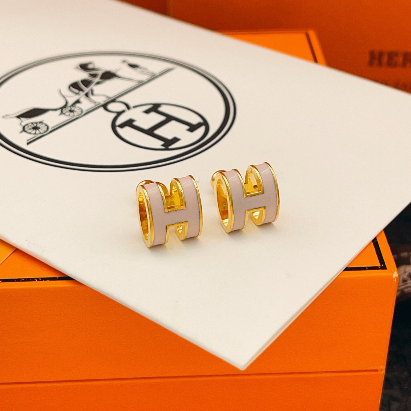 【He@mes爱马仕最新款🆕🆕金色大号粉色H耳钉】一致官网黄铜材质，非常的上镜‼️设计很特别值得入手。高